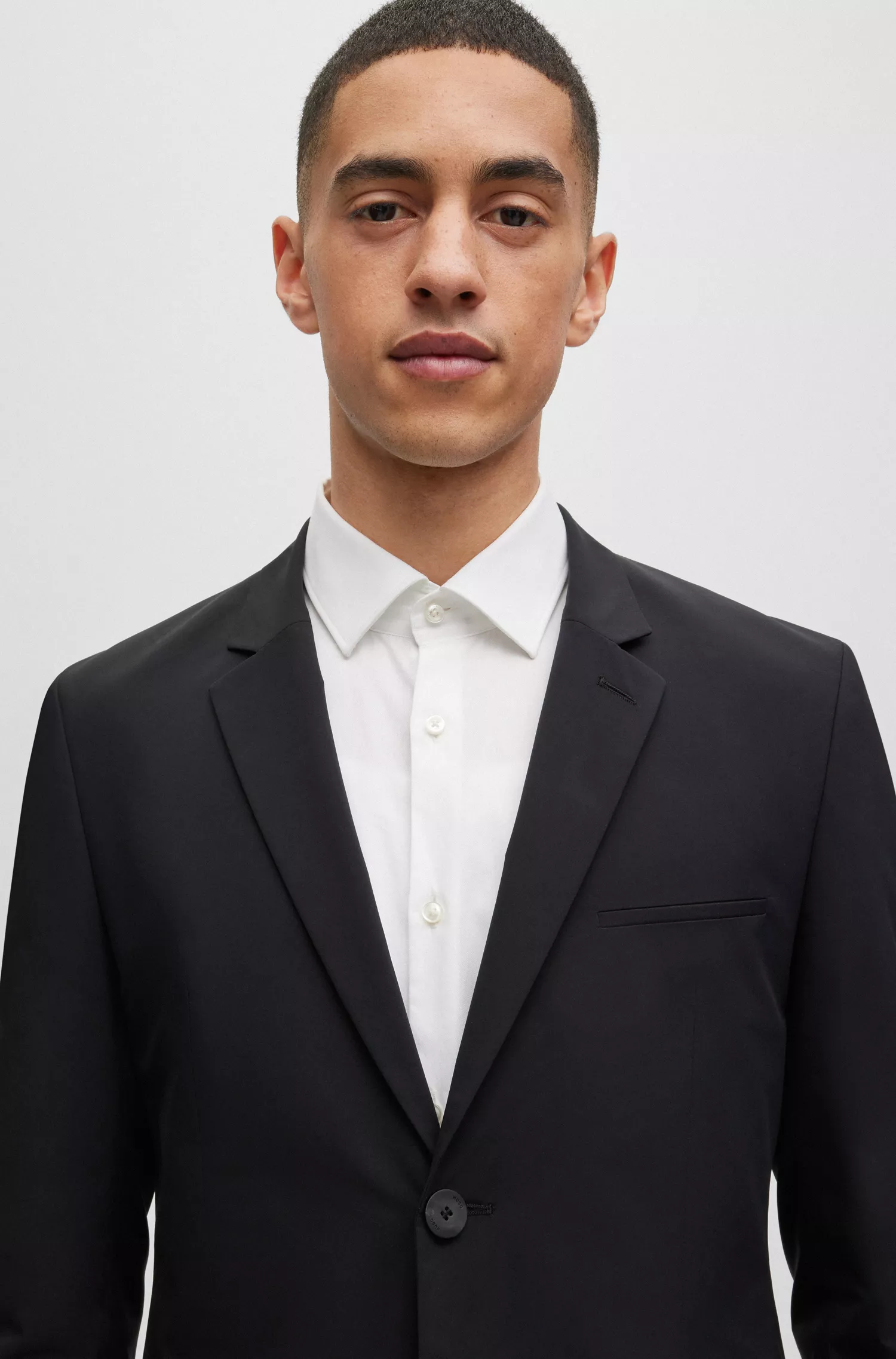 Terno HUGO vermelho, dobrável e extra-slim em tecido elástico de alta performance.