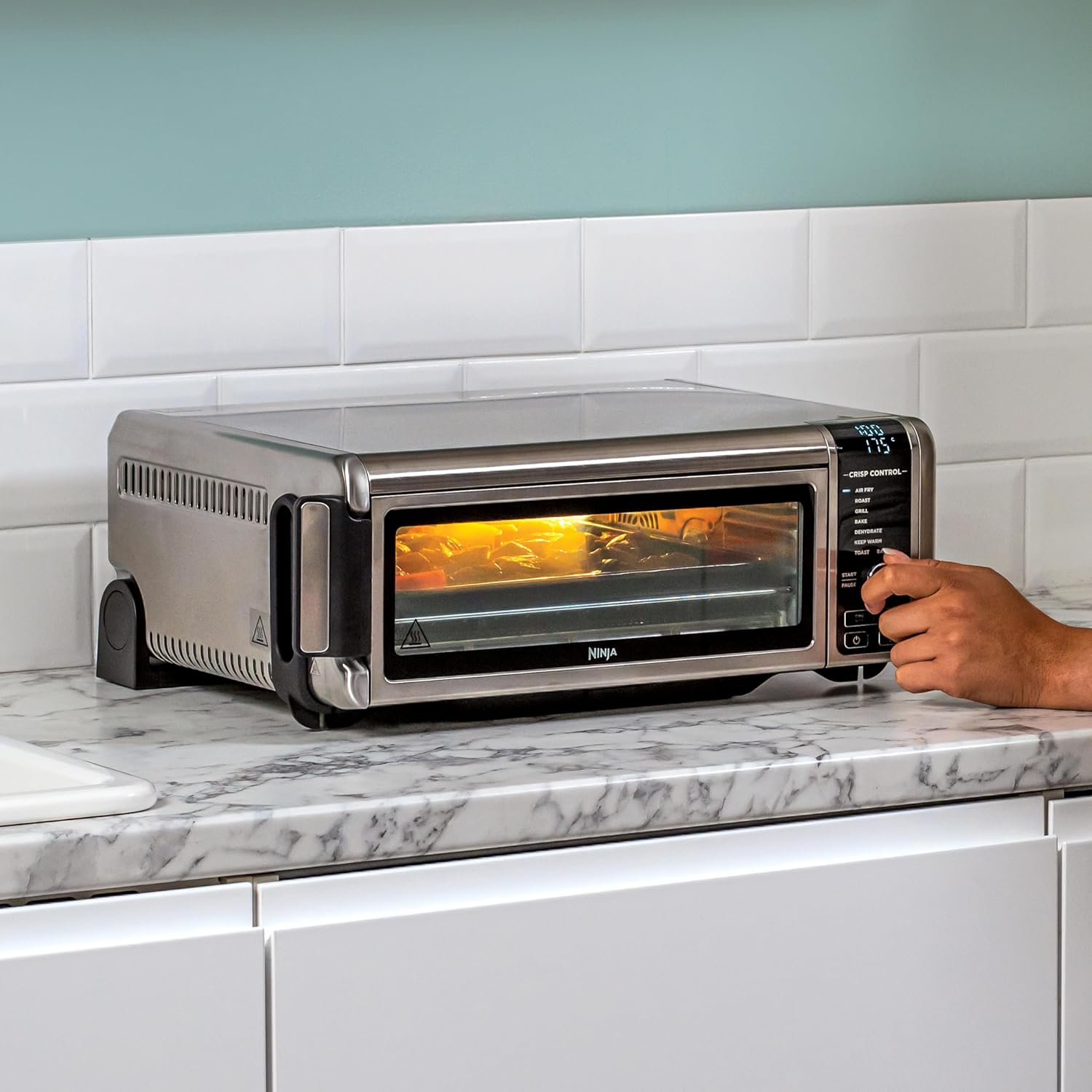 Ninja Foodi 8-in-1 Multifunktionsofen, tragbarer Mini-Ofen für Arbeitsflächen, Multifunktionsofen mit 8 Kochfunktionen; Air Fry, Rösten, Grillen, Backen und mehr. Silber/Schwarz SP101EU