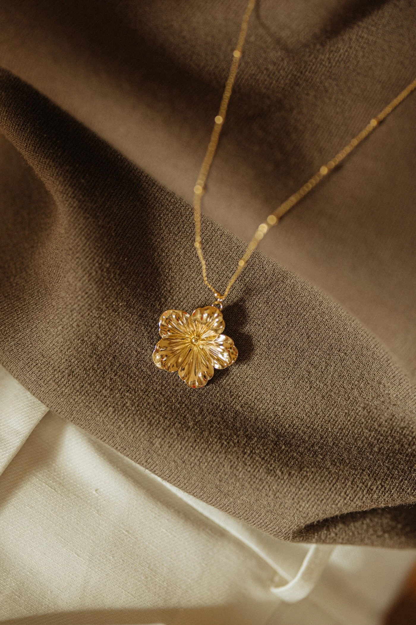 GAÏA - Sautoir fleur doré à l'or fin | Doré