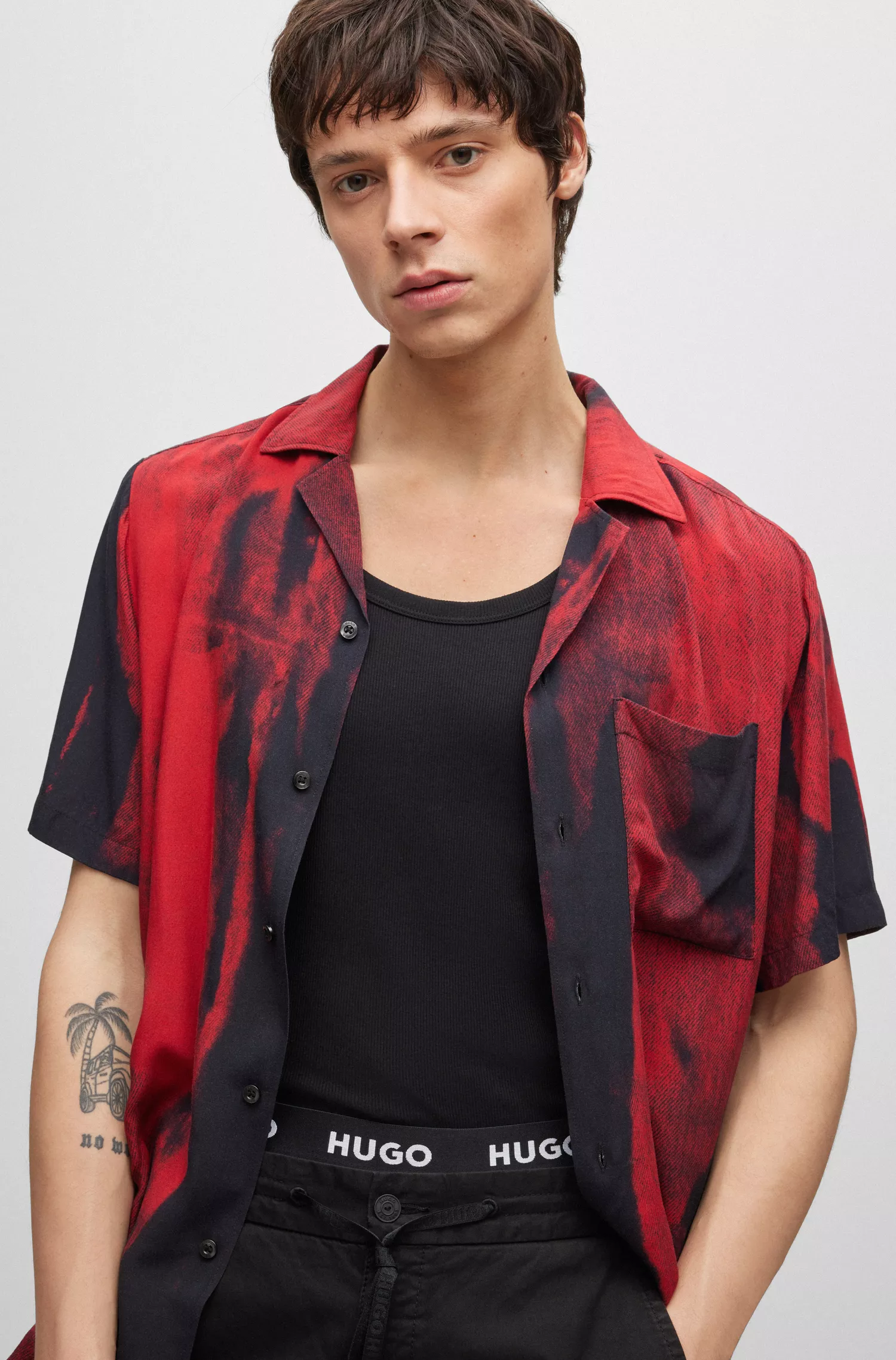 Camisa HUGO vermelha de modelagem relaxada em popeline com estampa tingida em degradê.