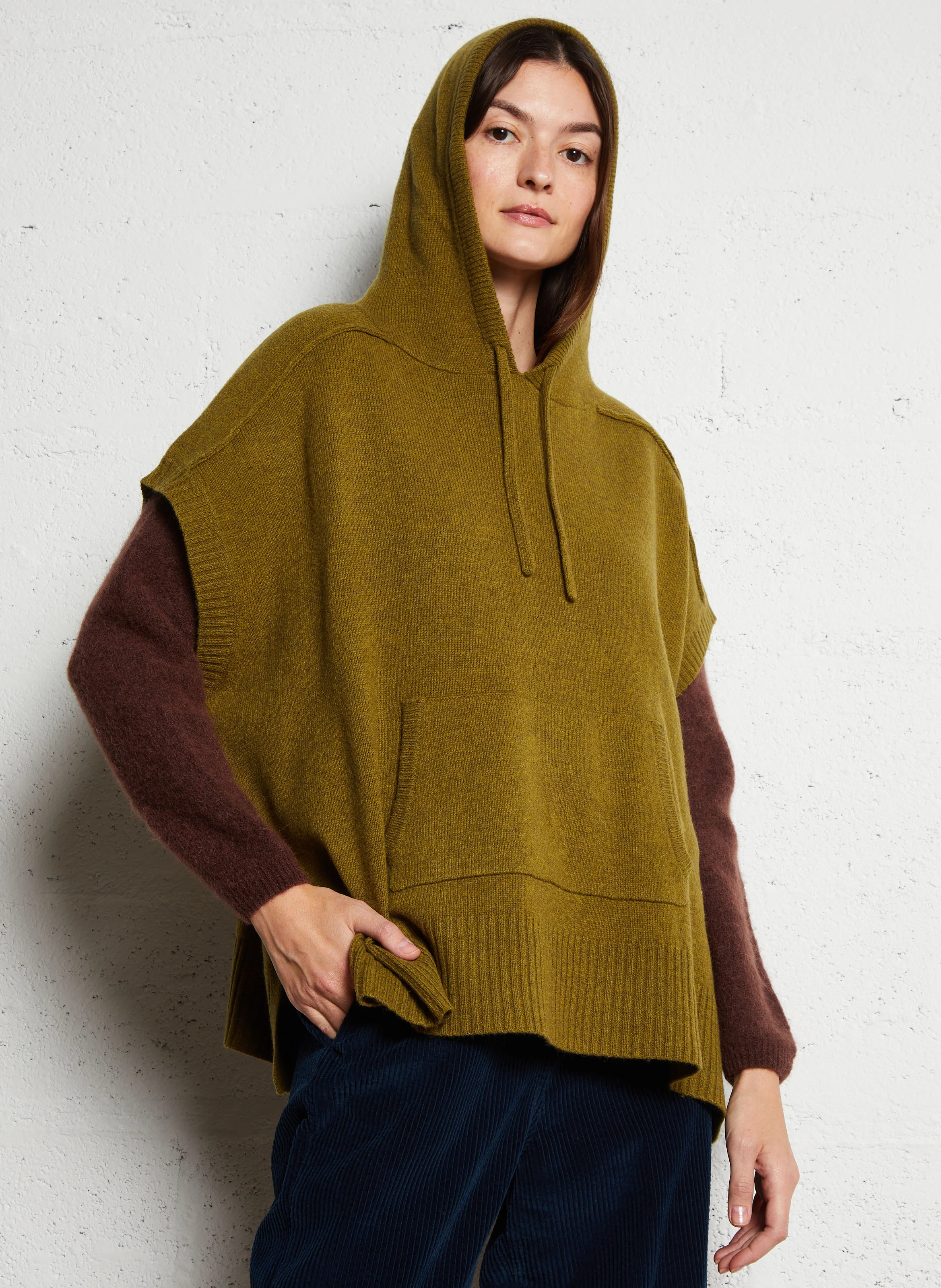 LOUANE - Pull sans manches col à capuche en laine | Vert