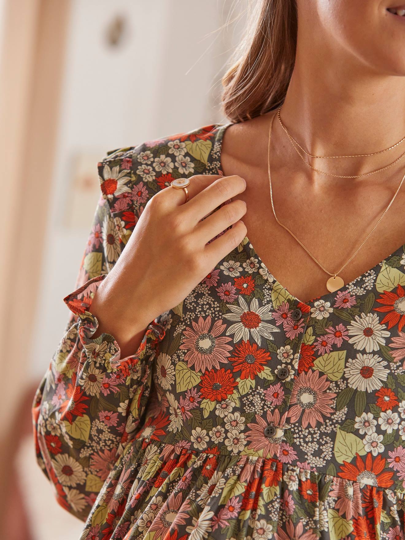 Vestido de maternidade estampado com babado liso cinza escuro