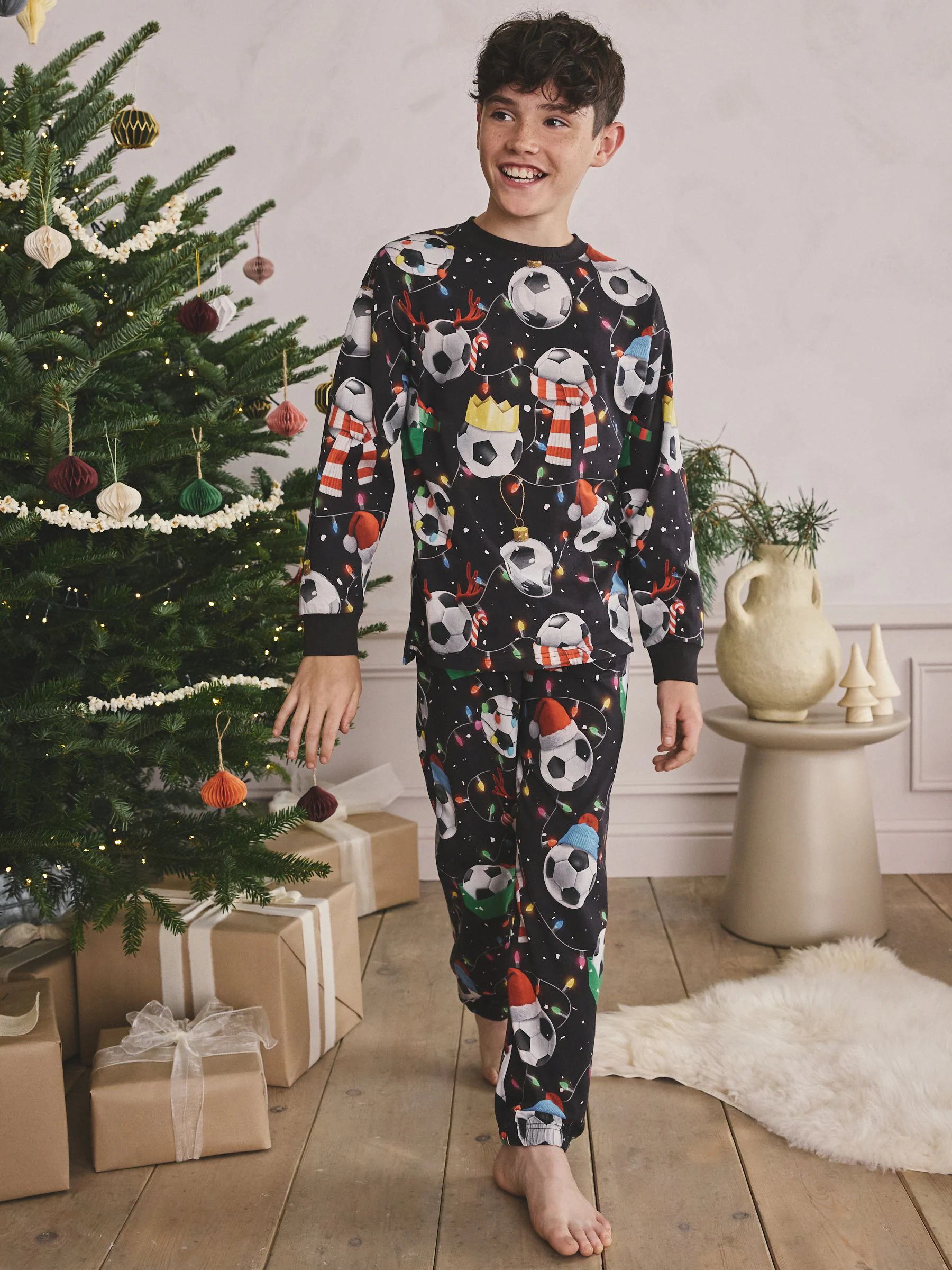 Zwart/wit/rood/groen voetbal - Enkele kerstpyjama (4-16jr)