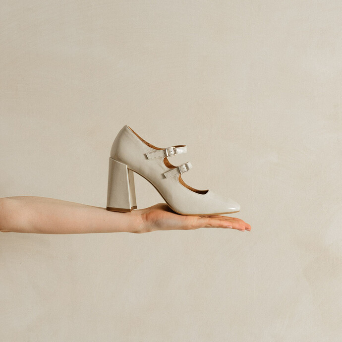 Babies à talons et brides  en vernis plissé ivoire
