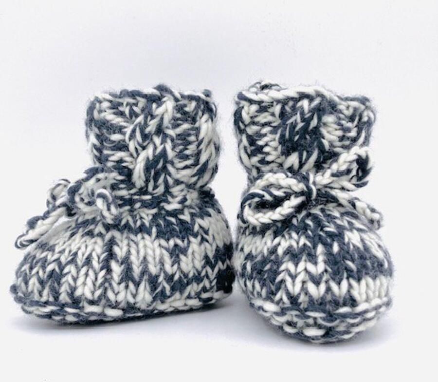 Luna-leena duurzame babysokjes grijs gemêleerd 100% merino wol in verpakking hand gebreid in Nepal geboorte zwangerschap babyshower kraamcadeau sokjes slofjes baby booties socks