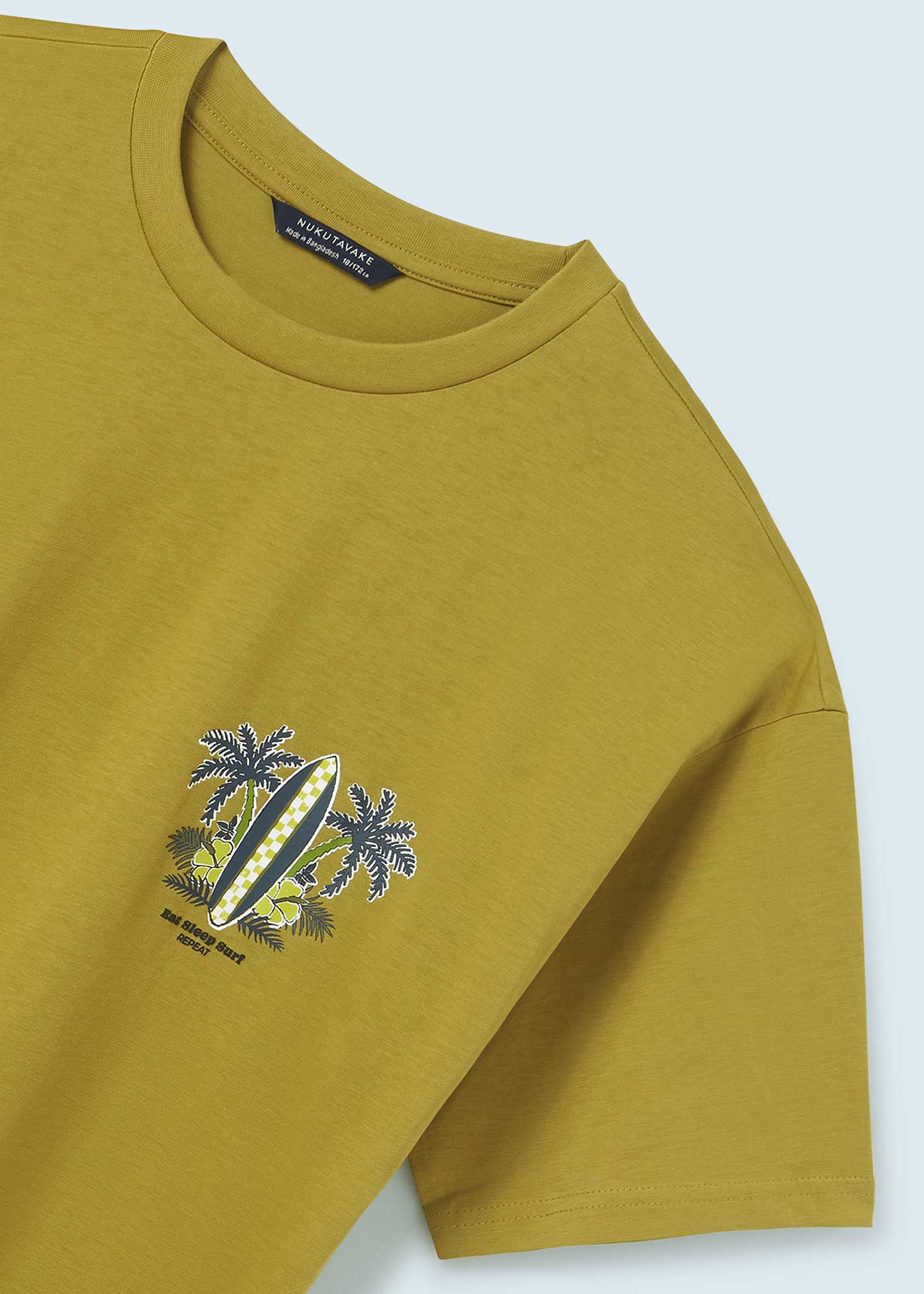 Camiseta infantil com estampa sustentável em algodão.