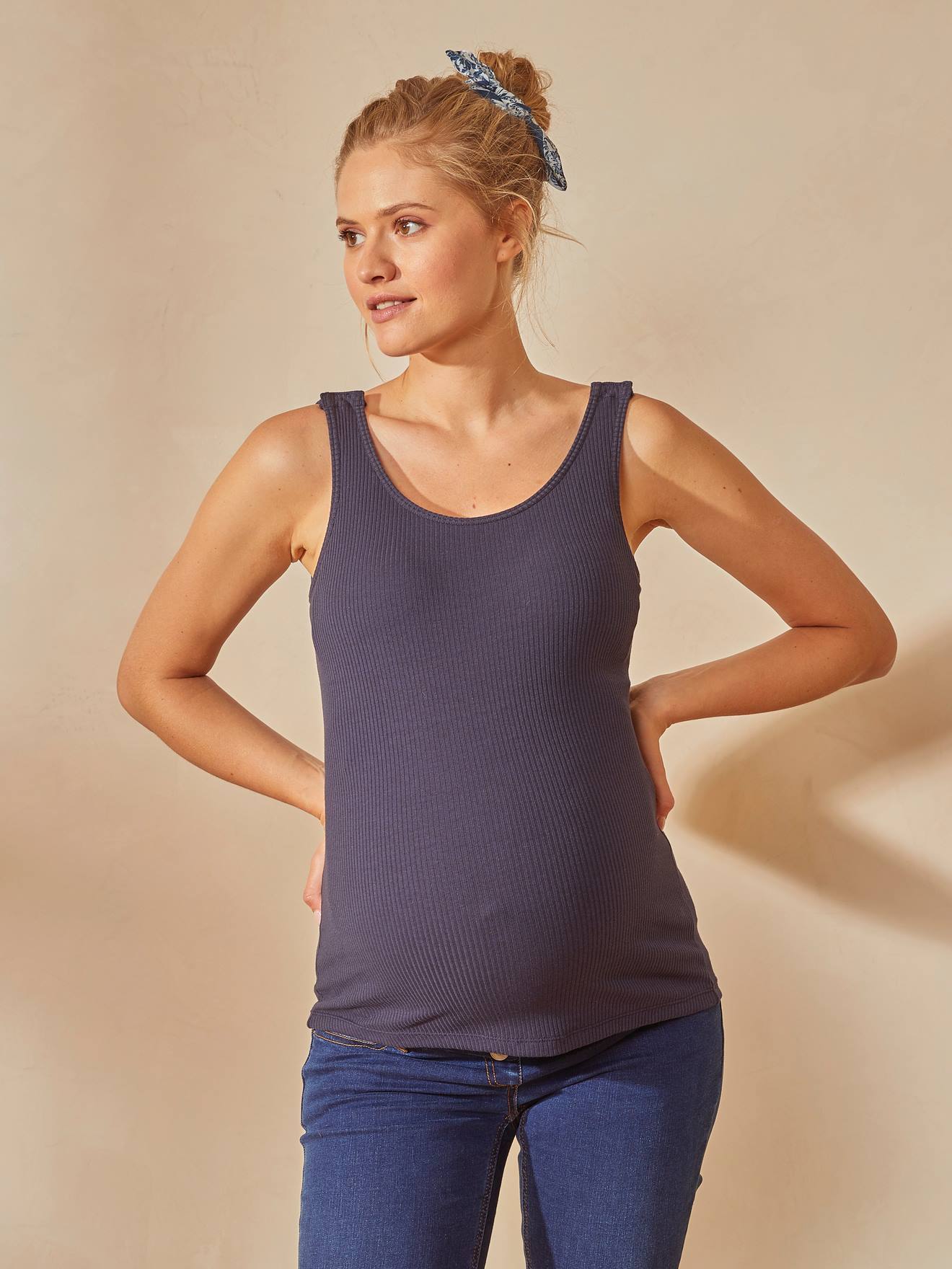 Blusa de amamentação e gestante lisa, azul-escura, sem mangas e com sutiã embutido.