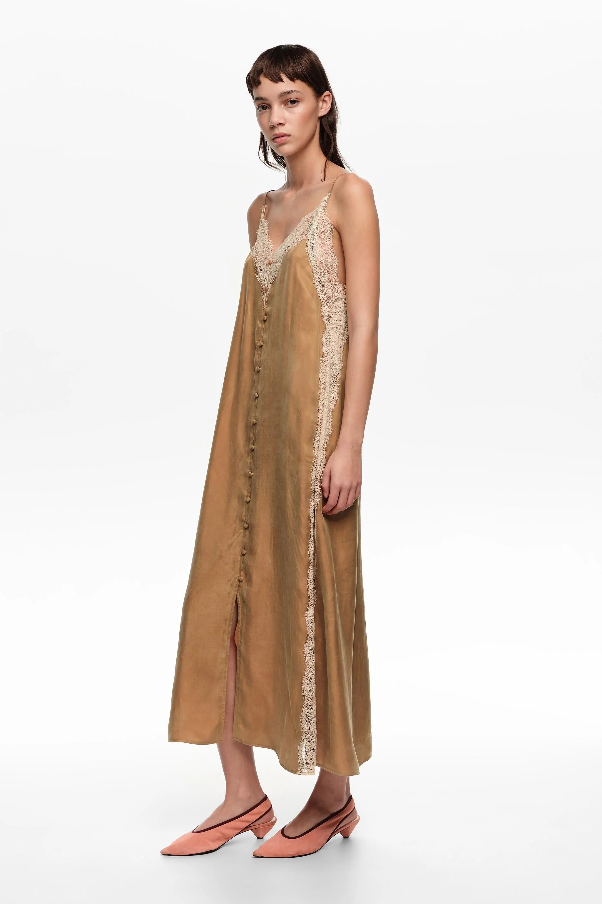Vestido de alças cor caramelo com renda contrastante