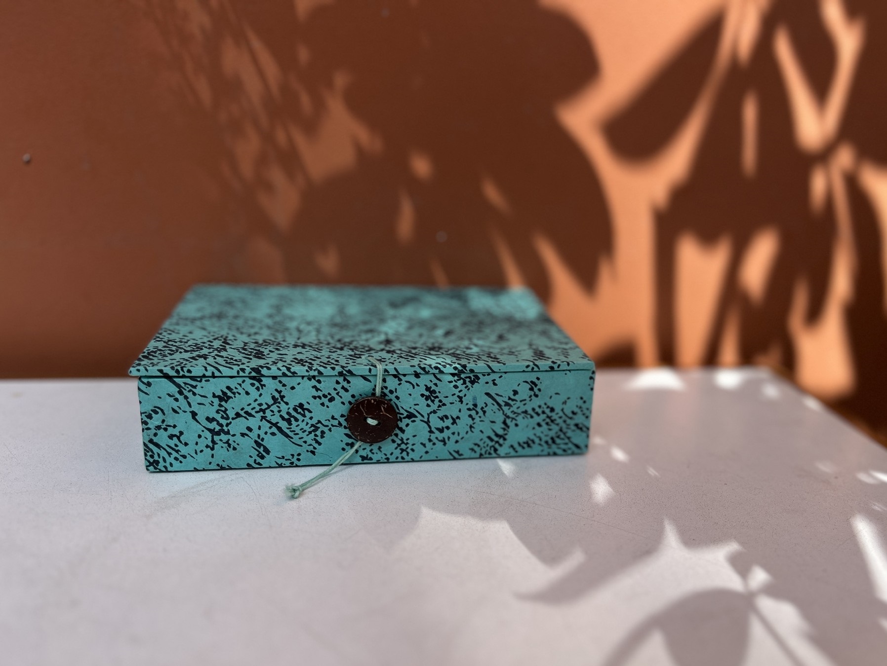 Geschenkbox aus Loktapapier, blau-schwarz, B 16 cm, L 11 cm, H 4 cm von fischer's lagerhaus