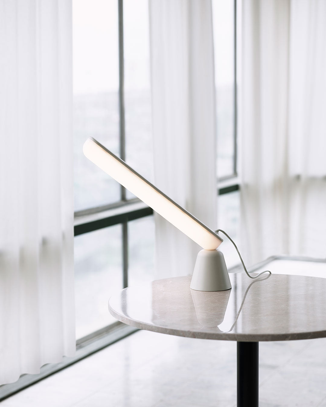 Normann Copenhagen  Acrobat bordlampe - grå