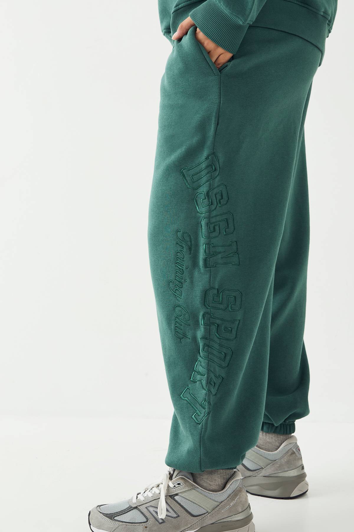 Jogging DSGN Studio Sport Training Club Coupe Oversize avec Chevilles Resserrées