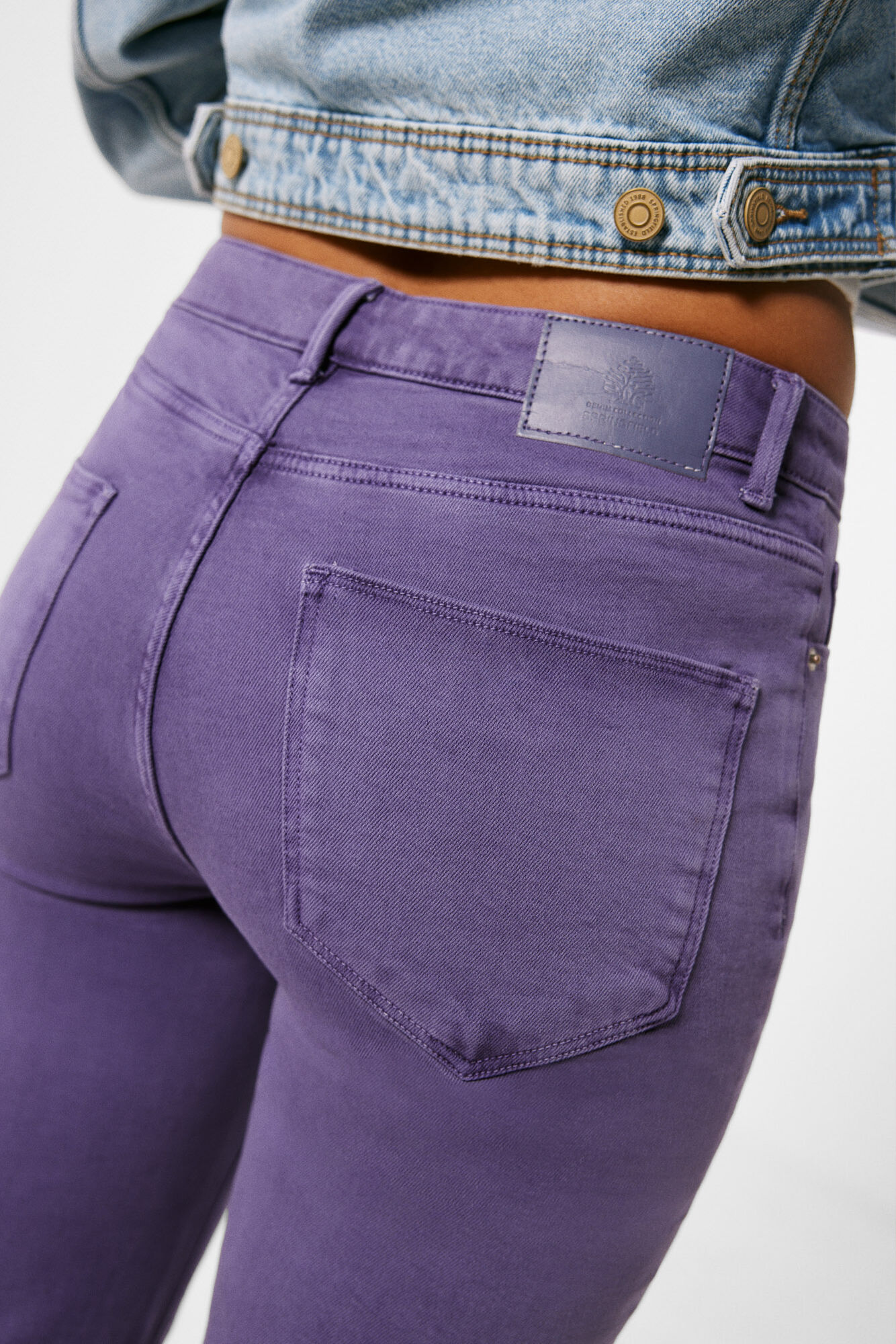 Calça jeans flare com lavagem sustentável