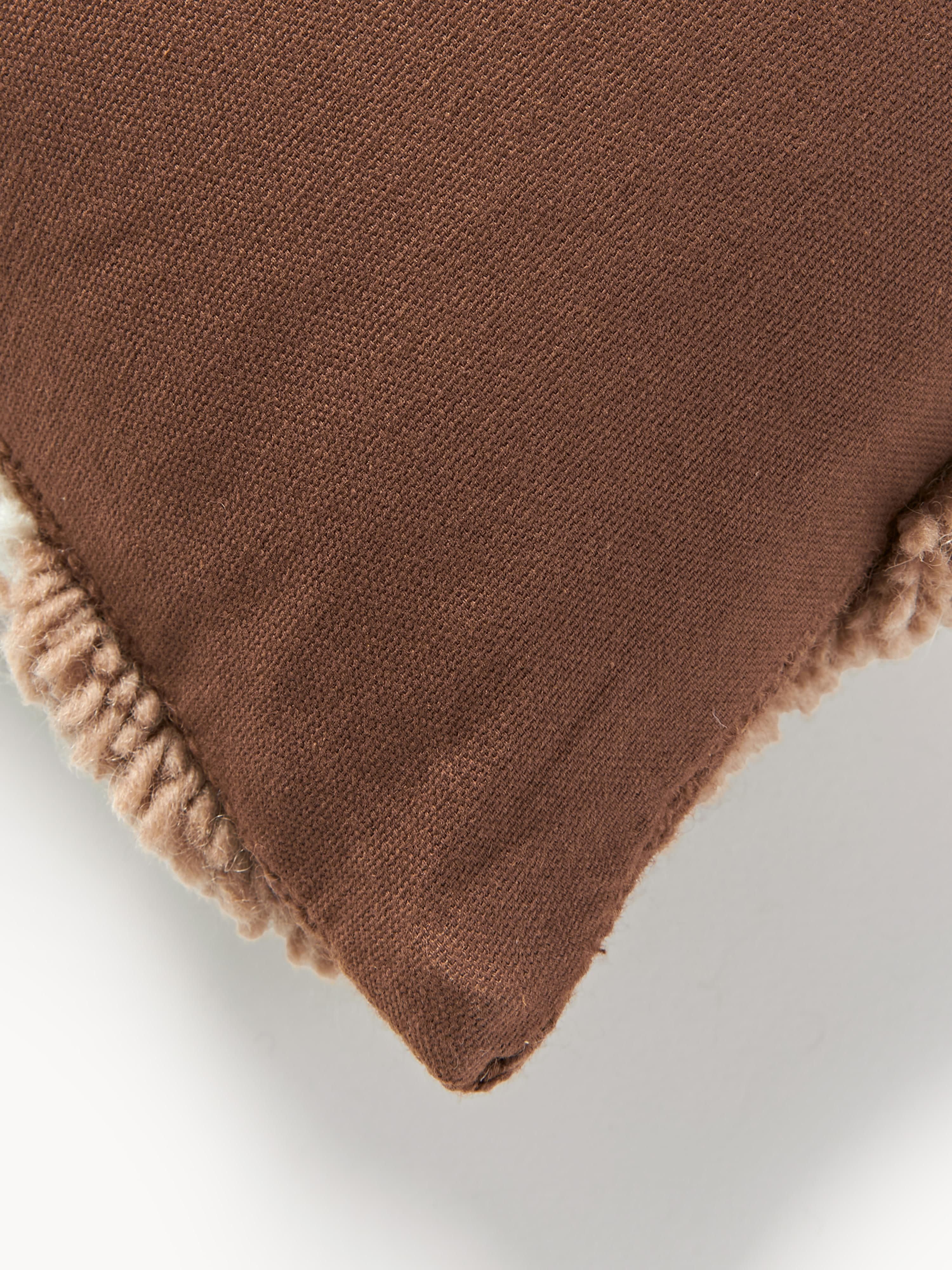Handgetufte XL kussenhoes Jiri met getufte design
