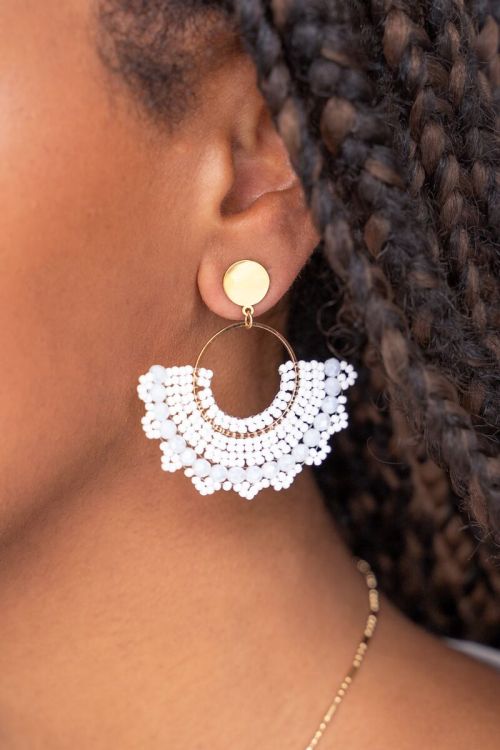 Half ronde statement oorhangers met witte kralen