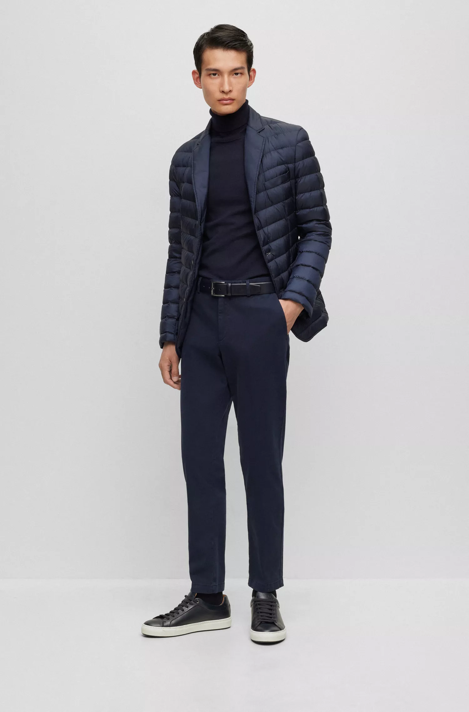 Calça chino BOSS preta, corte slim, em gabardine de algodão elástico.