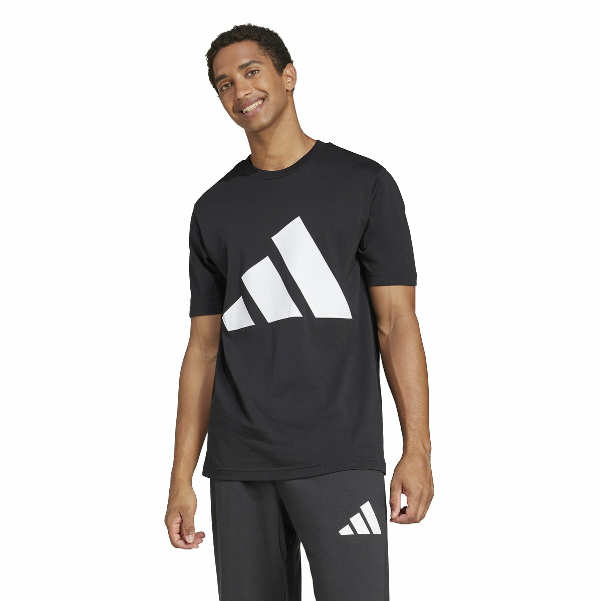 ADIDAS ROUPAS ESPORTIVAS<br>Camiseta com logo grande Essenciais