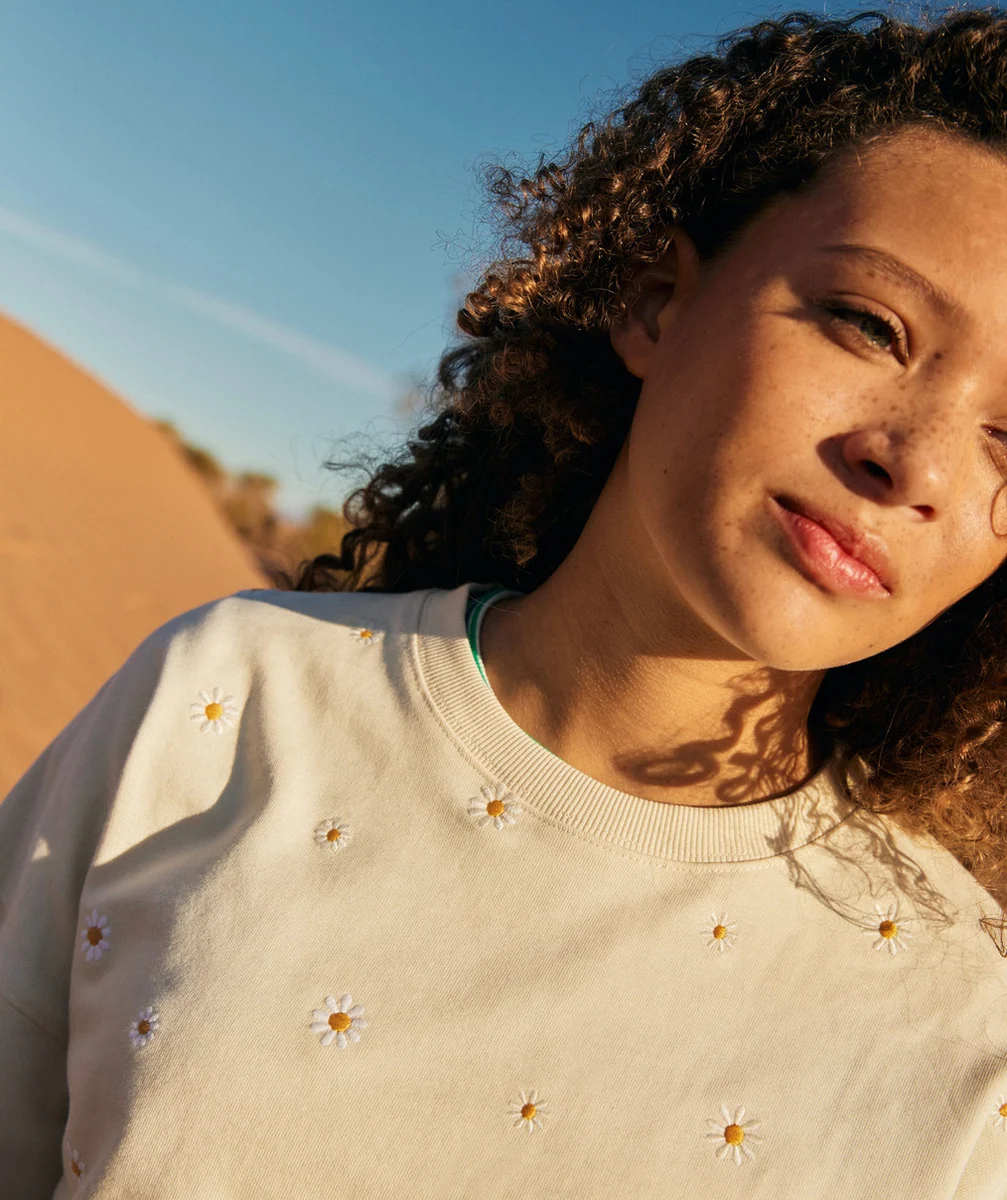 sweat manches longues fille en coton bio écru avec broderies marguerites