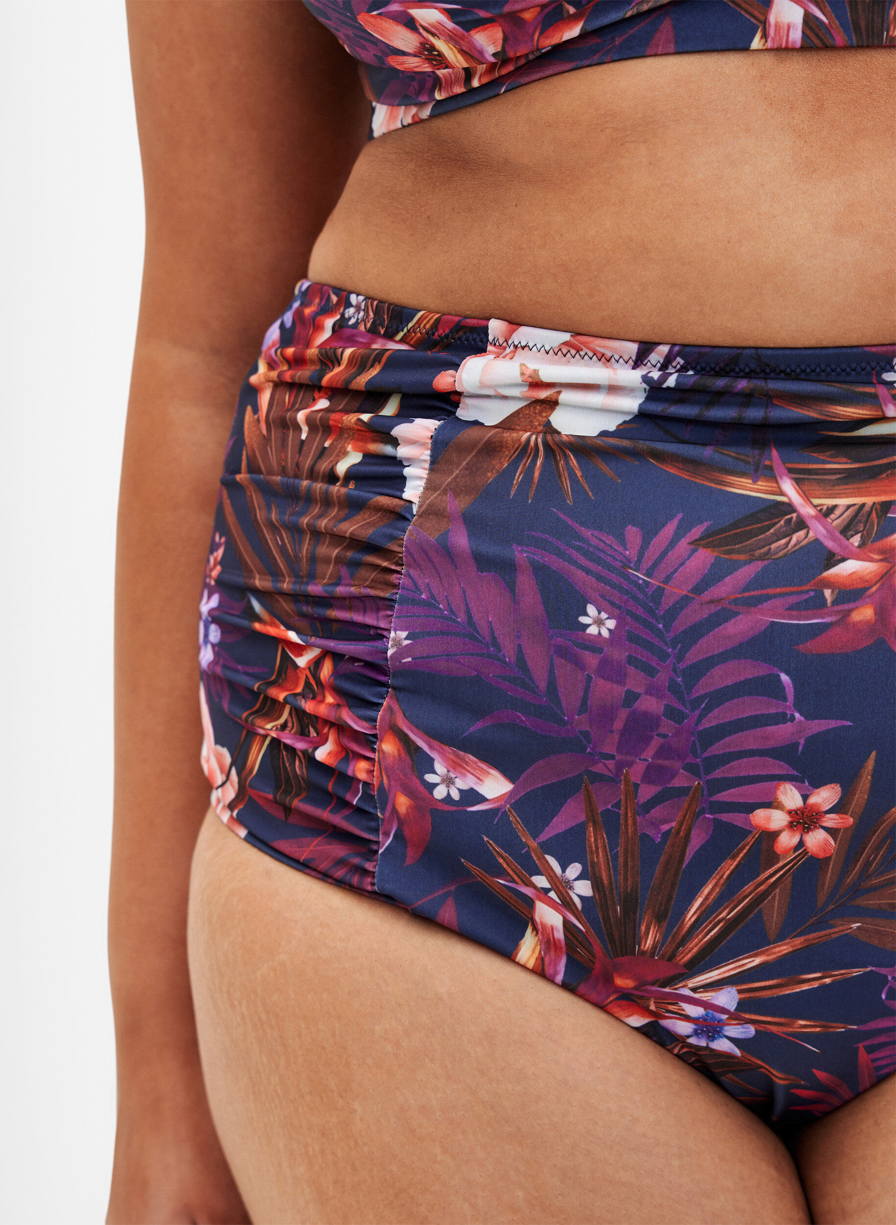 Blomstret bikinitrusse med høj talje