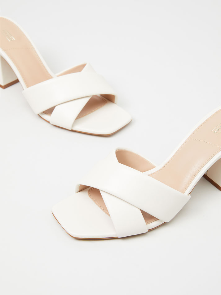 Sandália cruzada acolchoada - Branco-creme