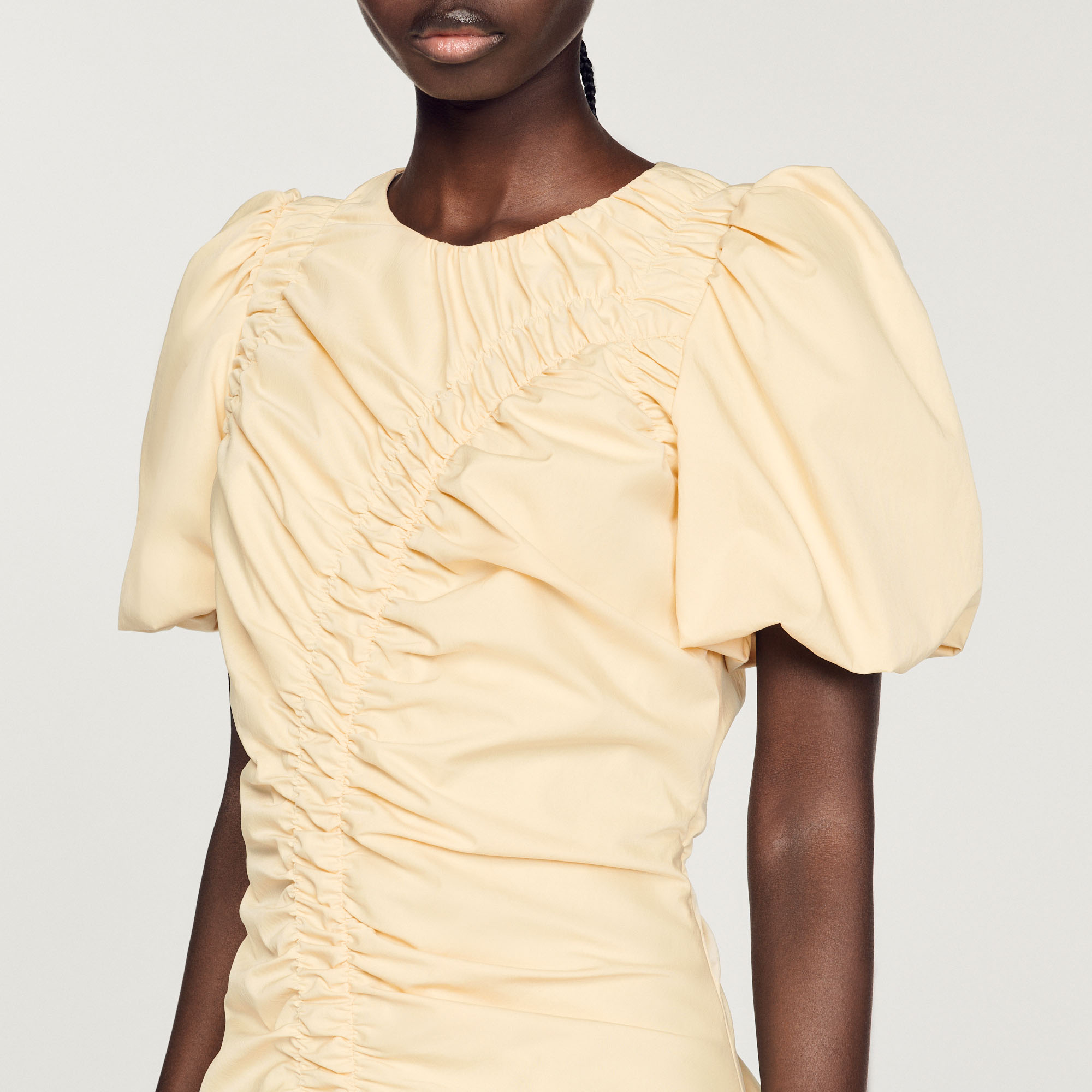 Robe courte froncee