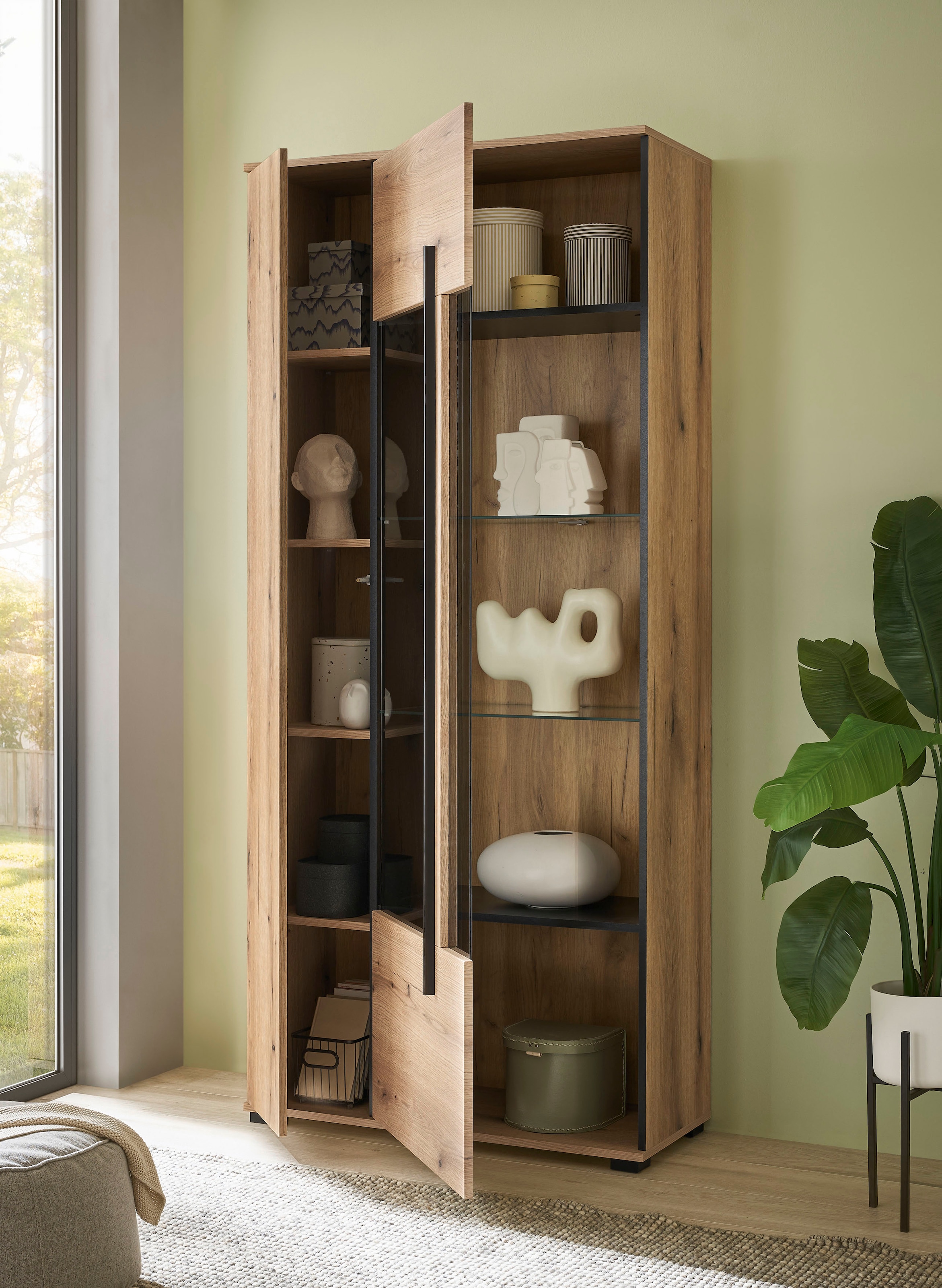 INOSIGN Vitrine »Cantara, Vitrinenschrank in Eiche Evoke oder weiss, Standvitrine« schwarzer Stangengriff, ausreichend Stauraum, vielseitig einsetzbar