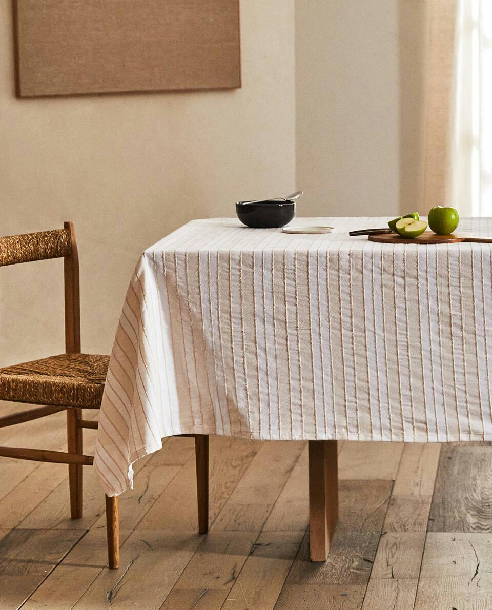 TOALHA DE MESA LISTRADA COM FIOS TINGIDOS