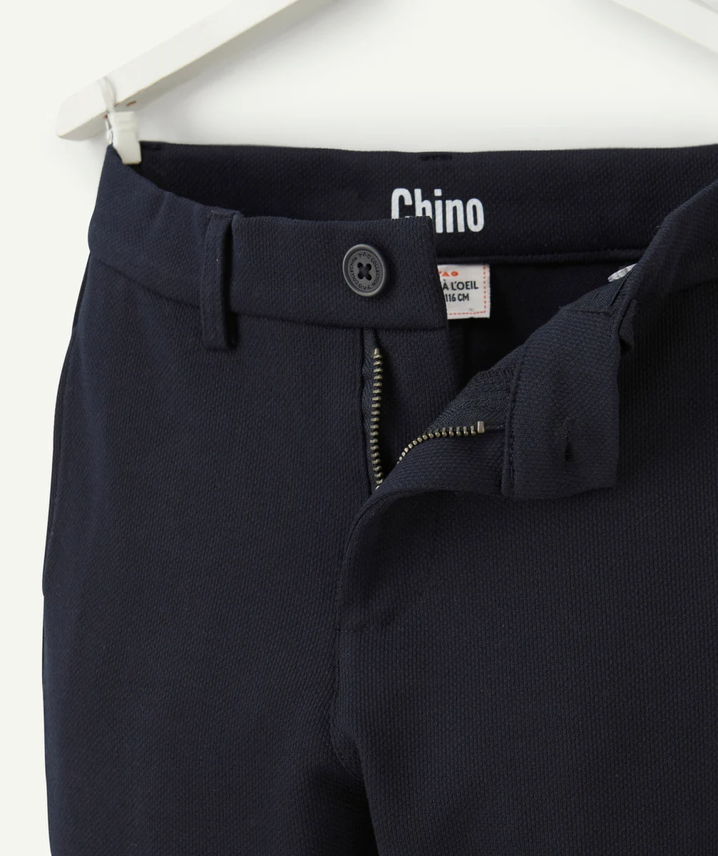 PANTALON CHINO GARÇON EN FIBRES RECYCLÉES BLEU MARINE EN MAILLE PIQUÉE