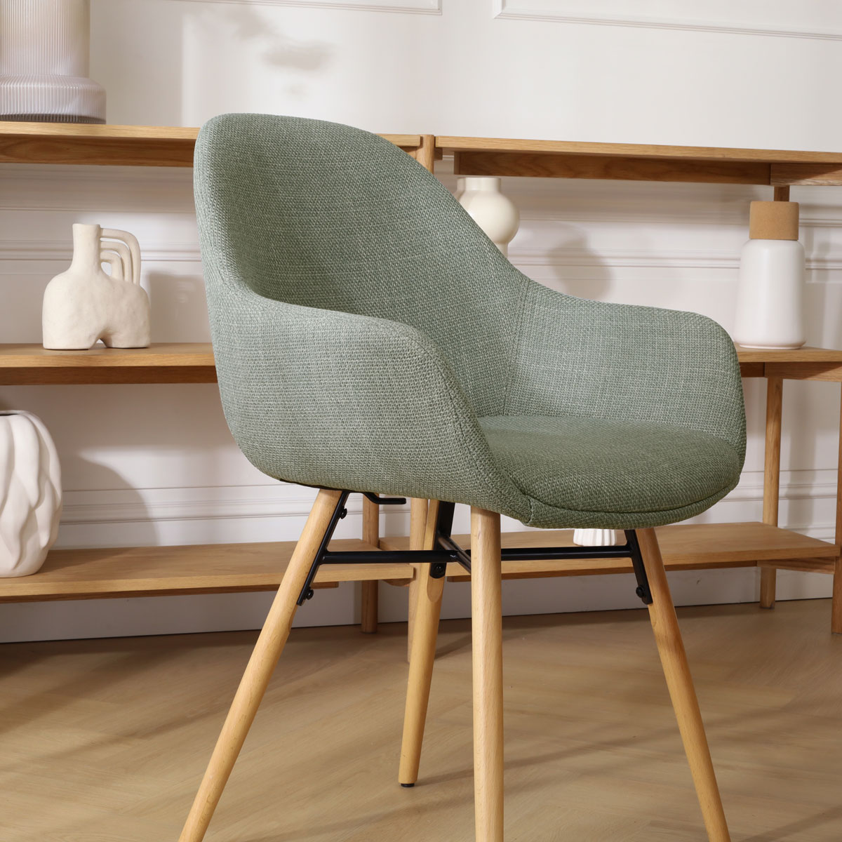 Eetkamerstoel Nena-Mae licht groen - houten onderstel