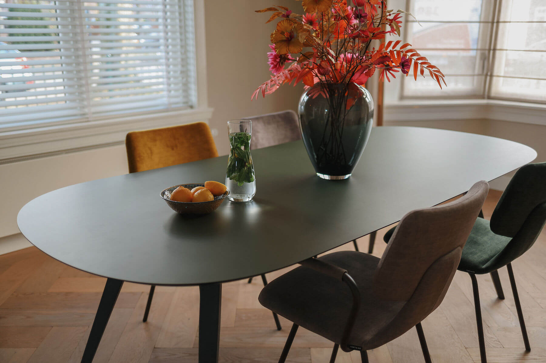 They & Me eettafel Joy – plat ovaal – HPL Zucchini 200 x 100 x 75 cm | HPL Zucchini | Verjongde Rand | Frame TM100 Antraciet