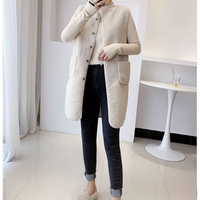 Everose - Vest met knoopjes van imitatiebont