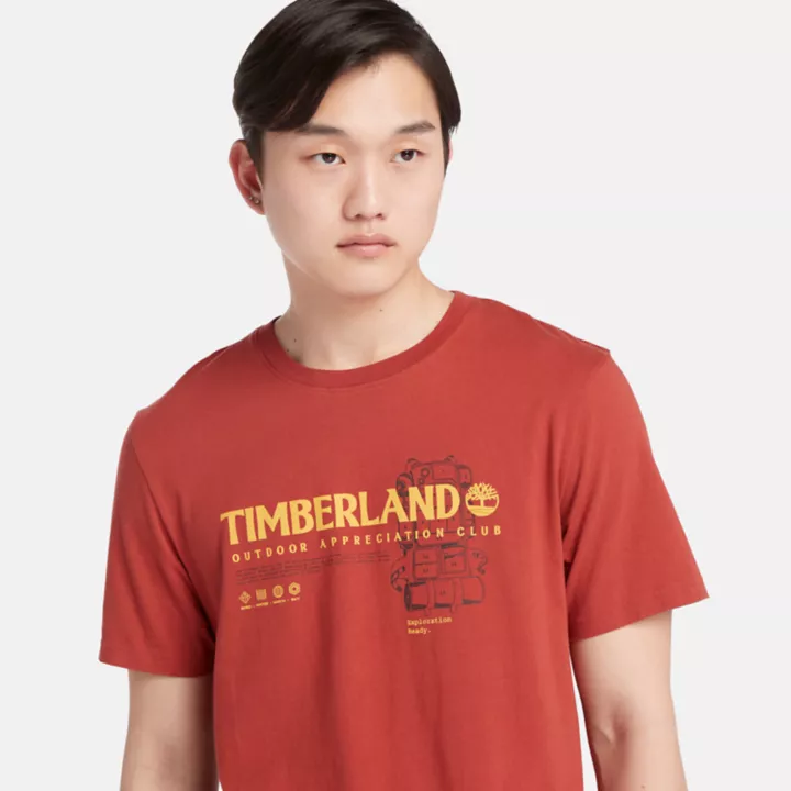 Camiseta masculina vermelha com estampa para atividades ao ar livre.