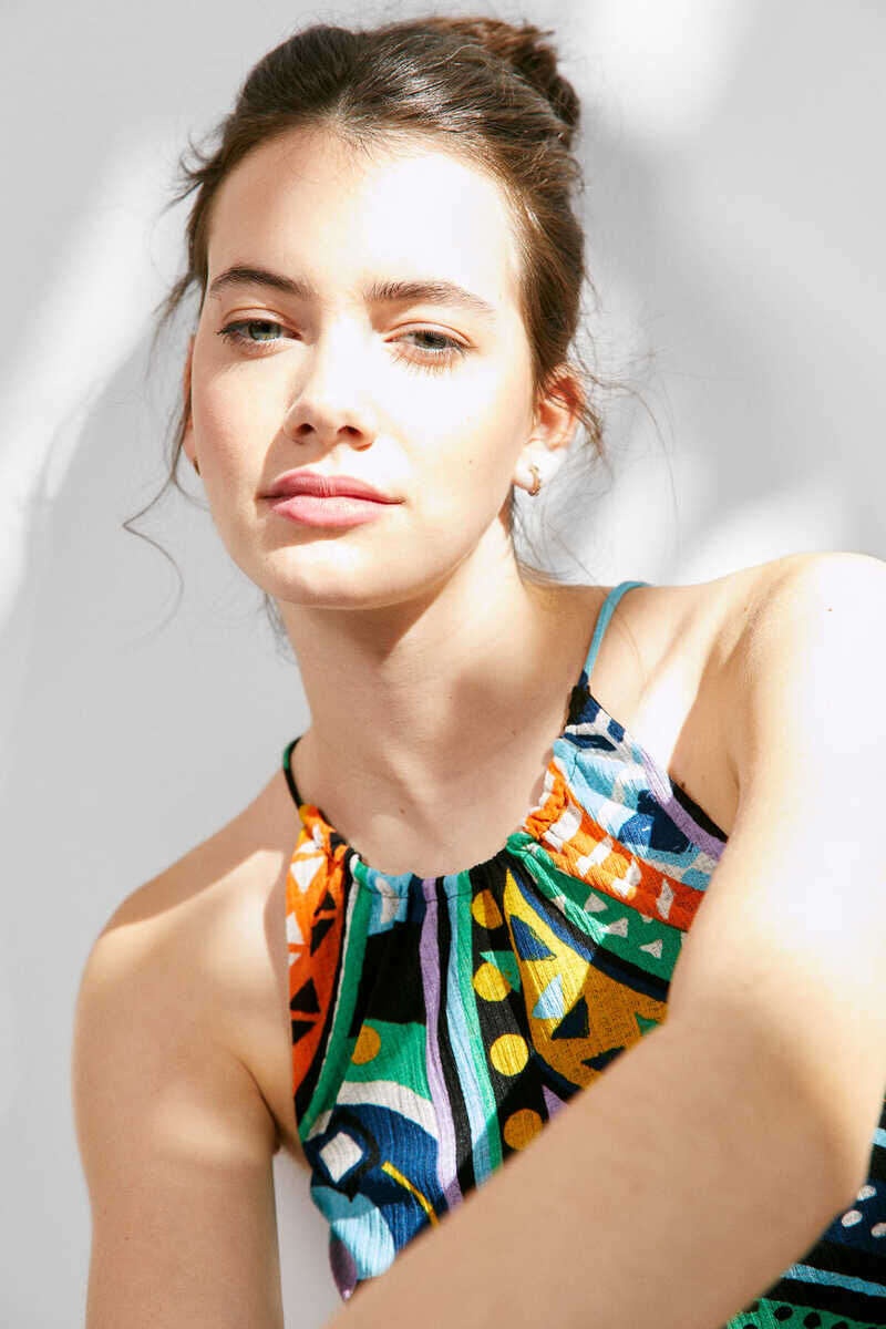 Camiseta preta com estampa e decote halter