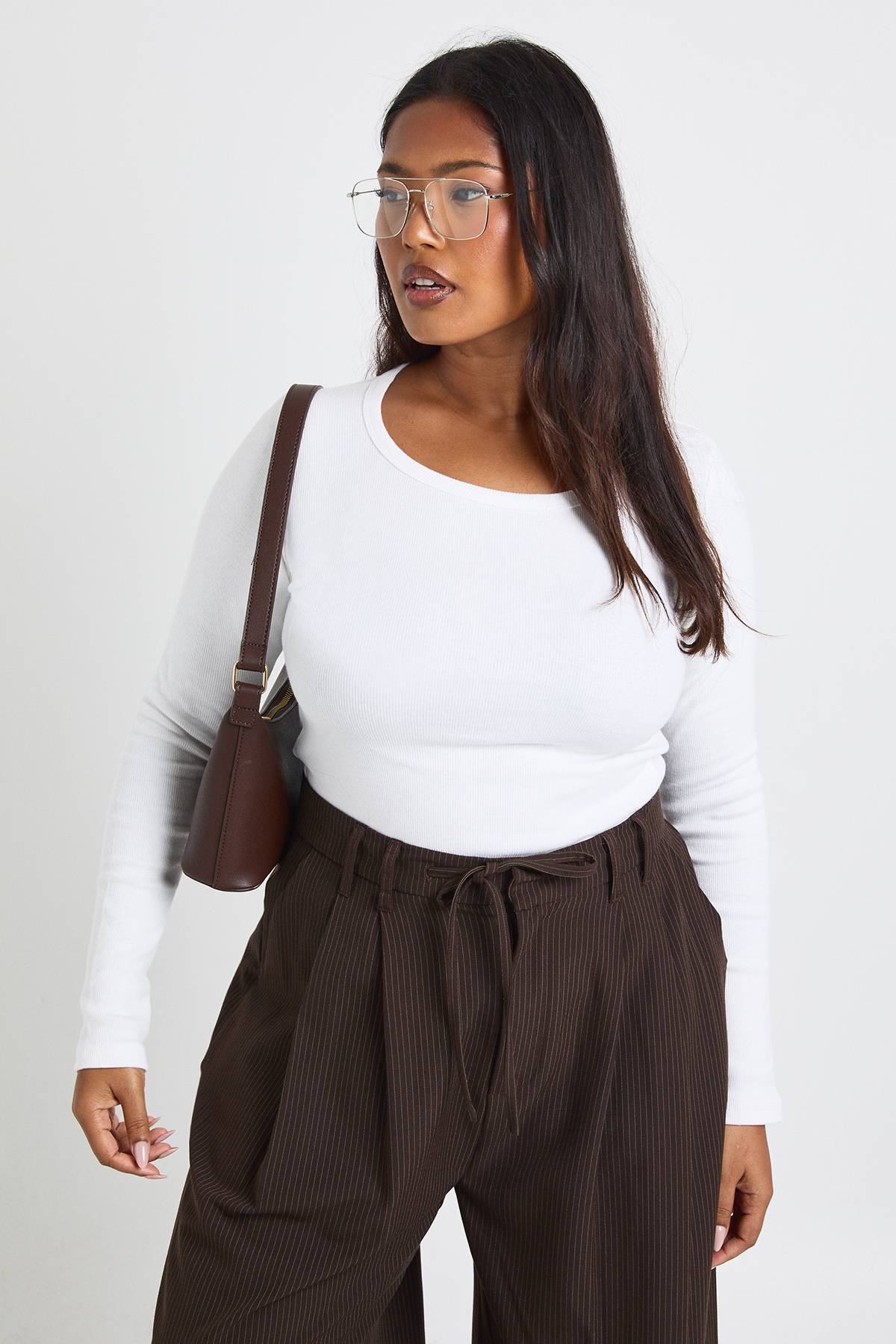 boohoo Plus Basic haut ajusté à manches longues en maille côtelée, à encolure échancrée et coupe longiligne