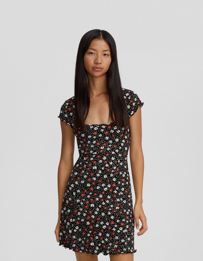 Vestido curto de manga curta com estampa floral