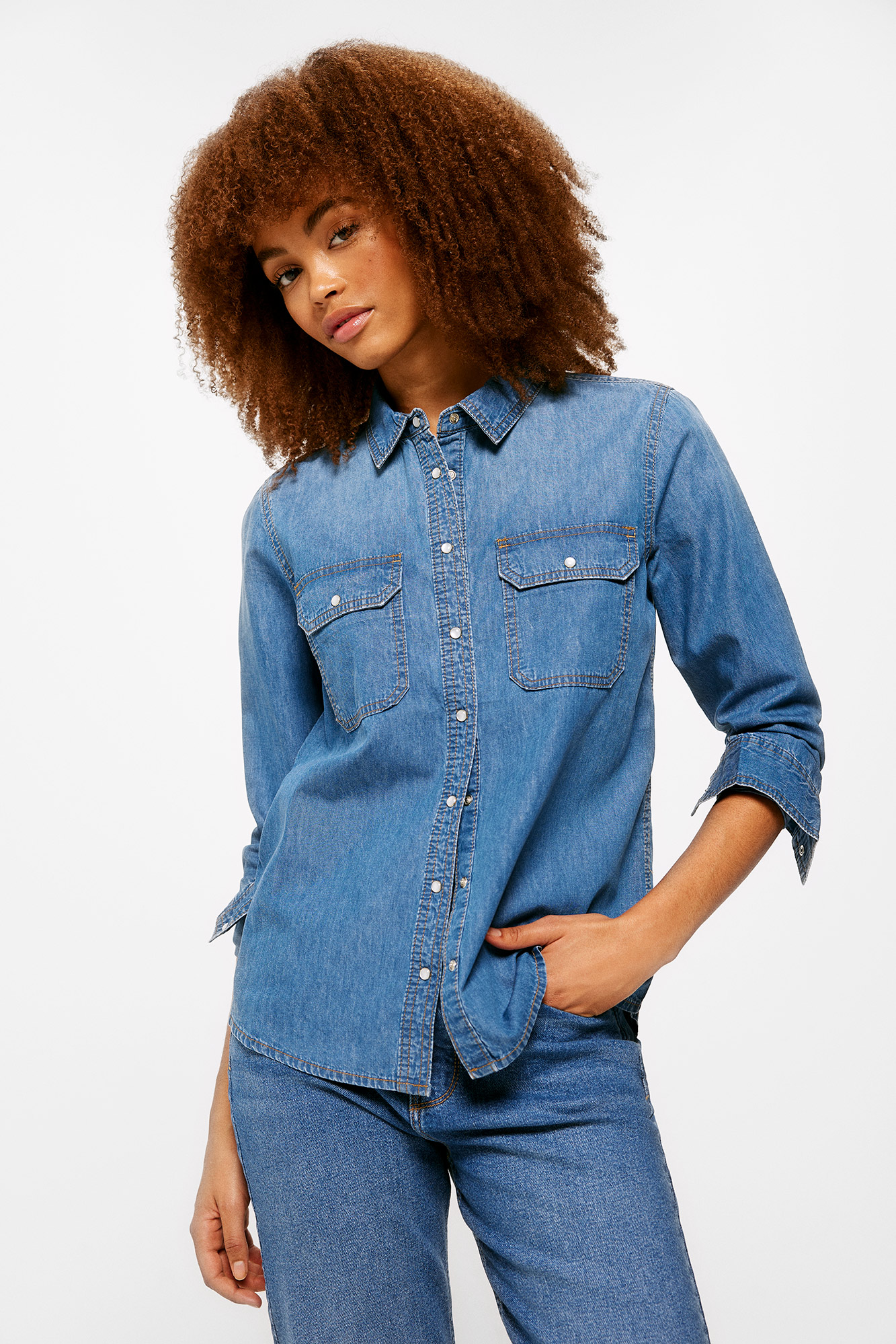 Blusa jeans com bolsos tipo envelope