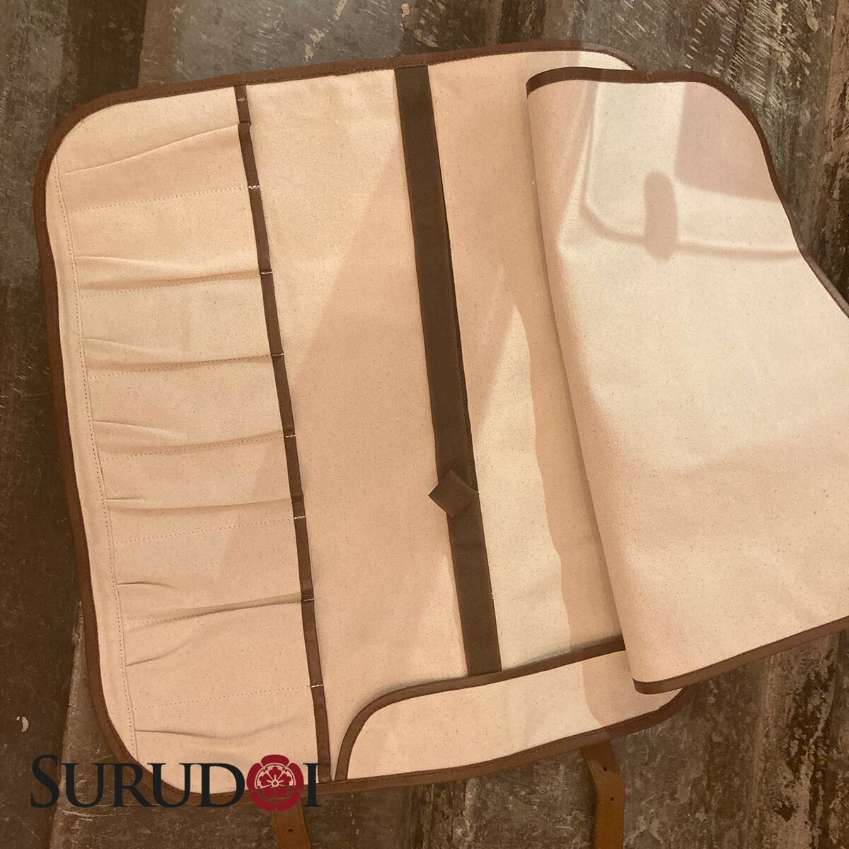 Surudoi knivrulllerret for 8 kniver