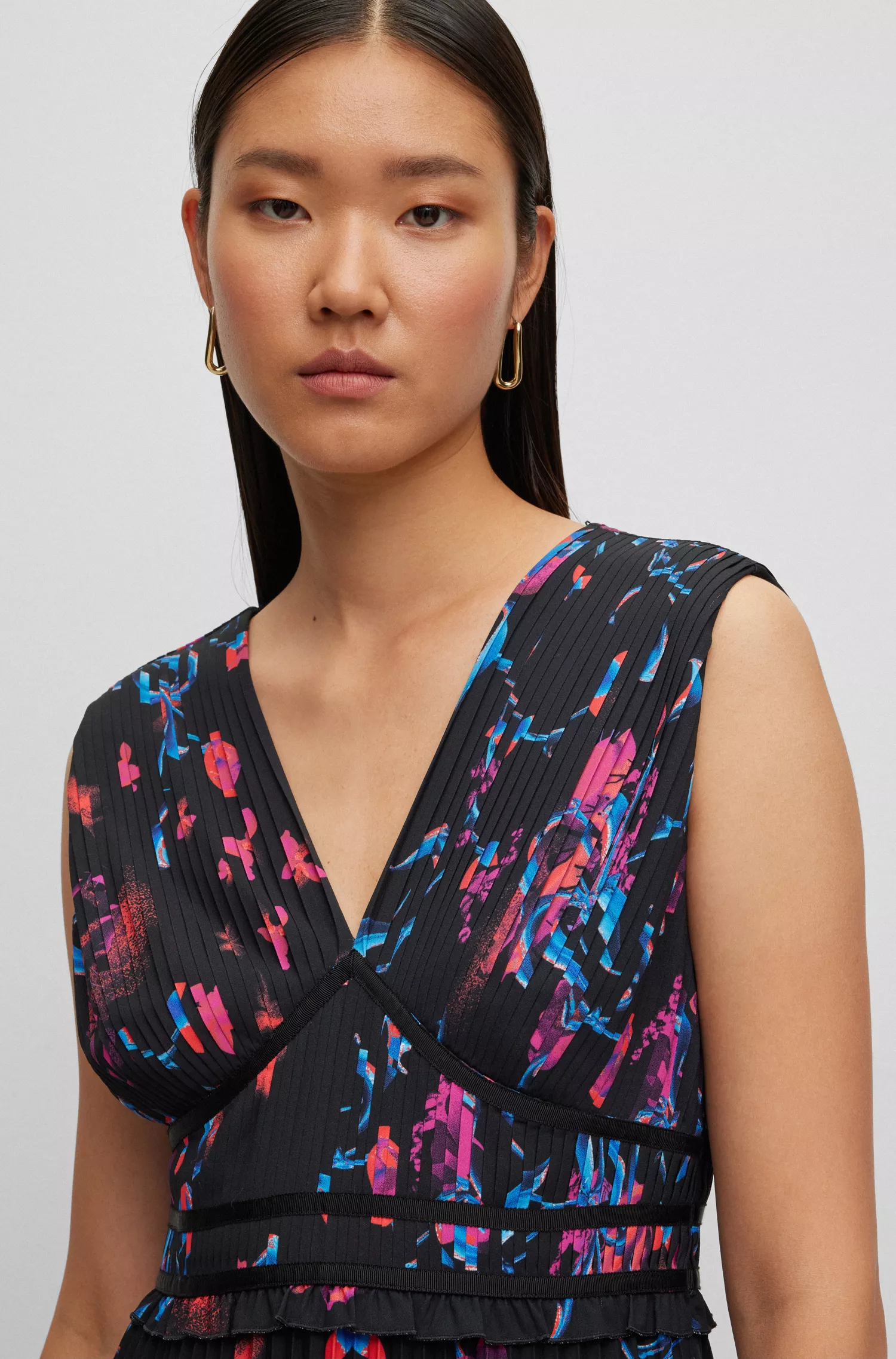 Vestido maxi BOSS preto com estampa floral e decote em V, em crepe plissado texturizado.