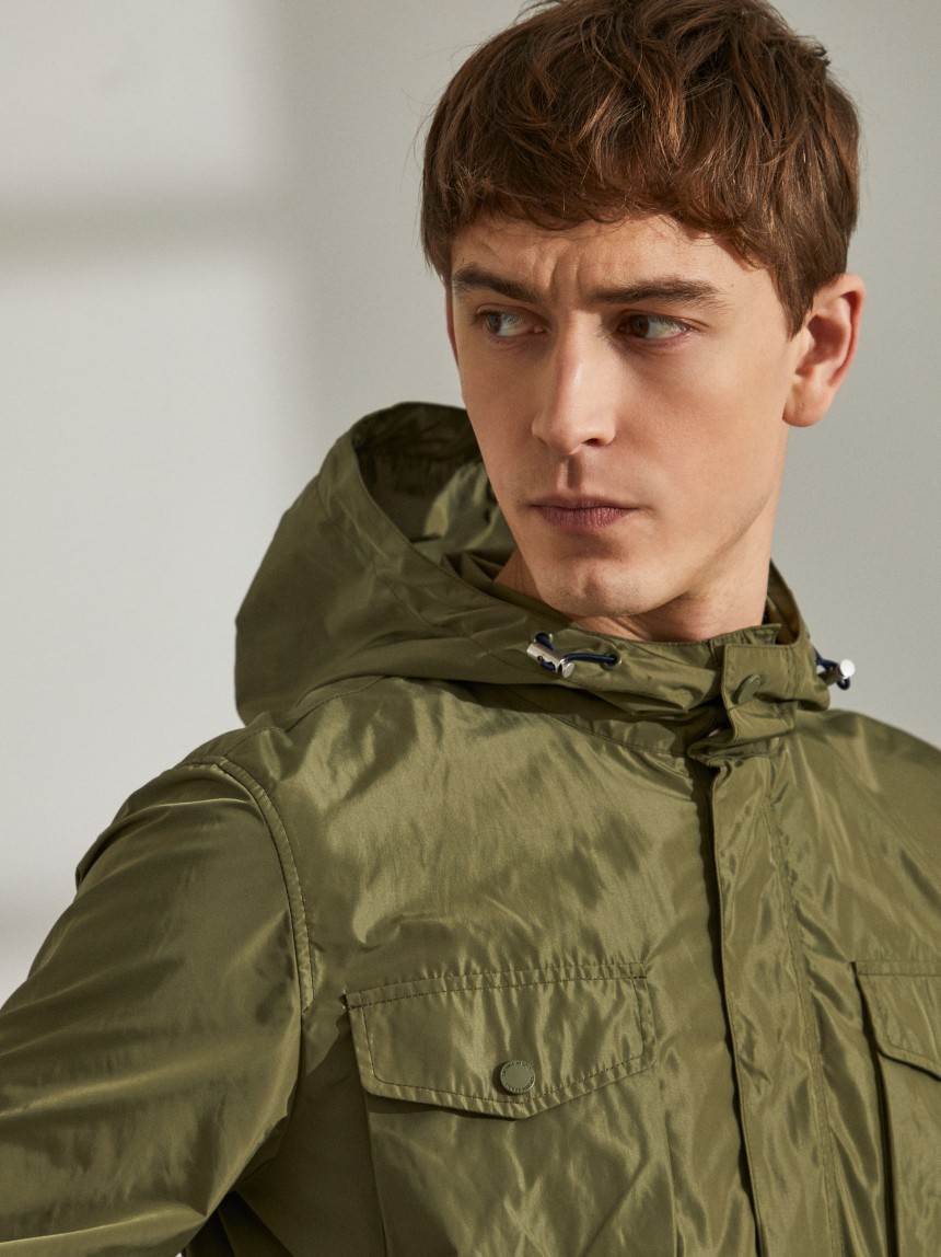 Parka em tecido técnico com capuz e bolsos