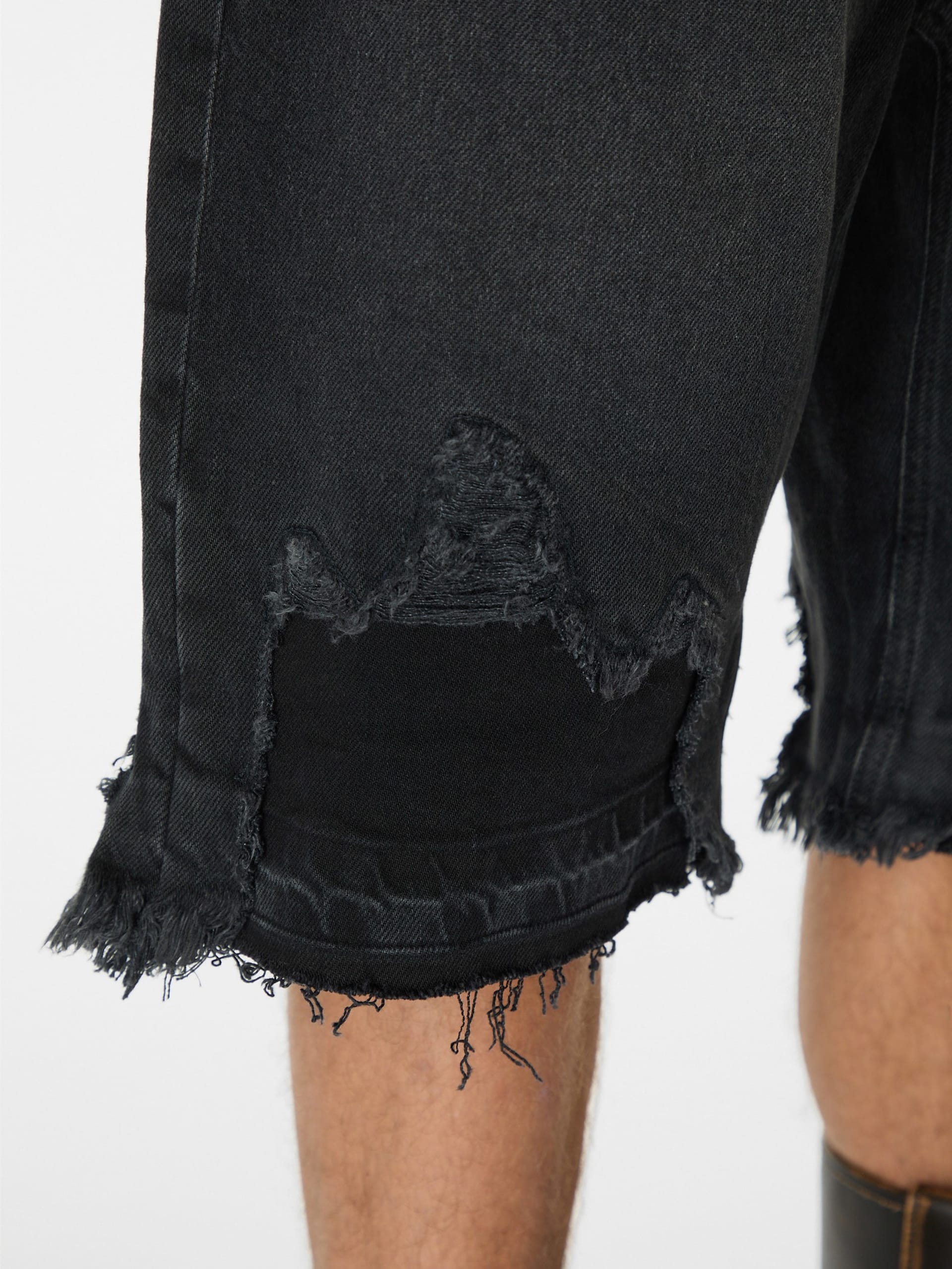 short jeans preto desgastado