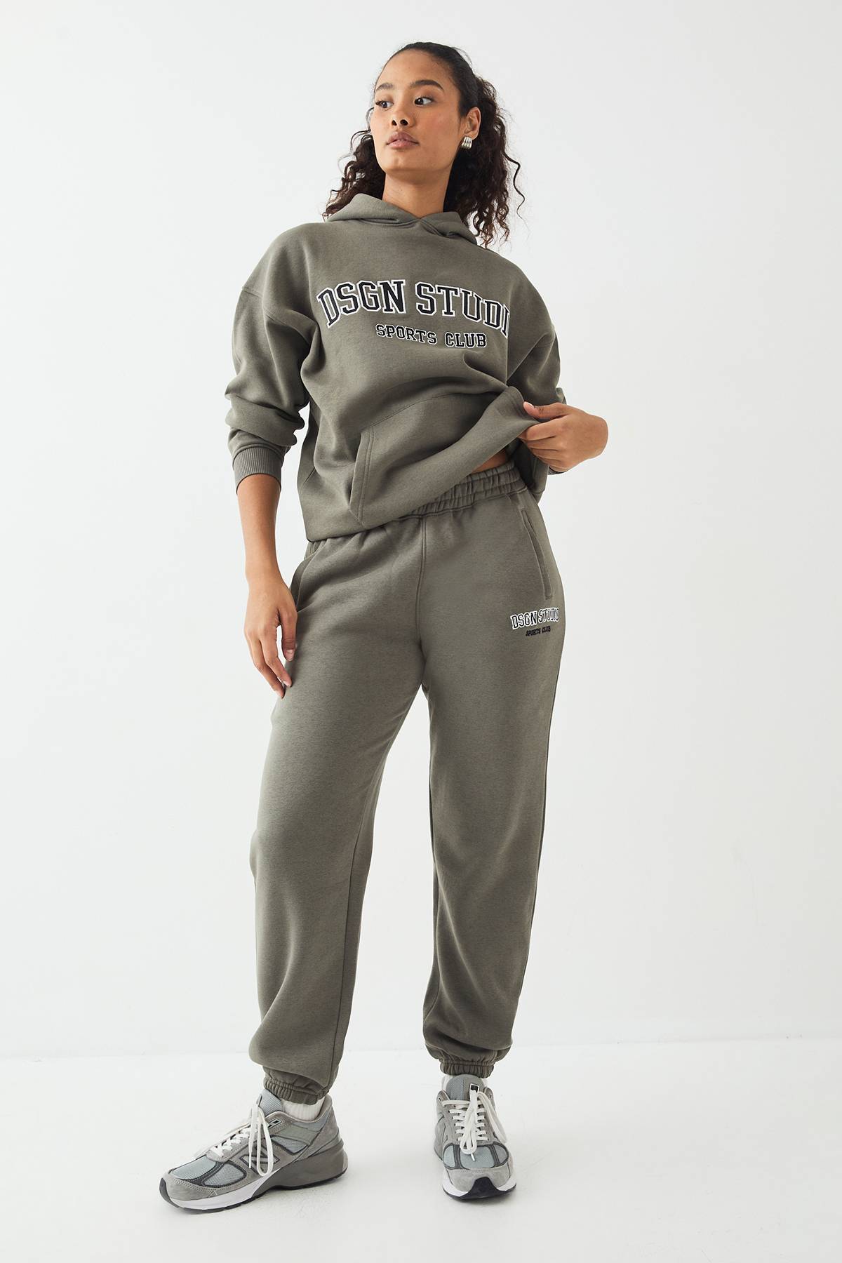 DSGN Studio Jogger à ourlet surdimensionné avec appliqué