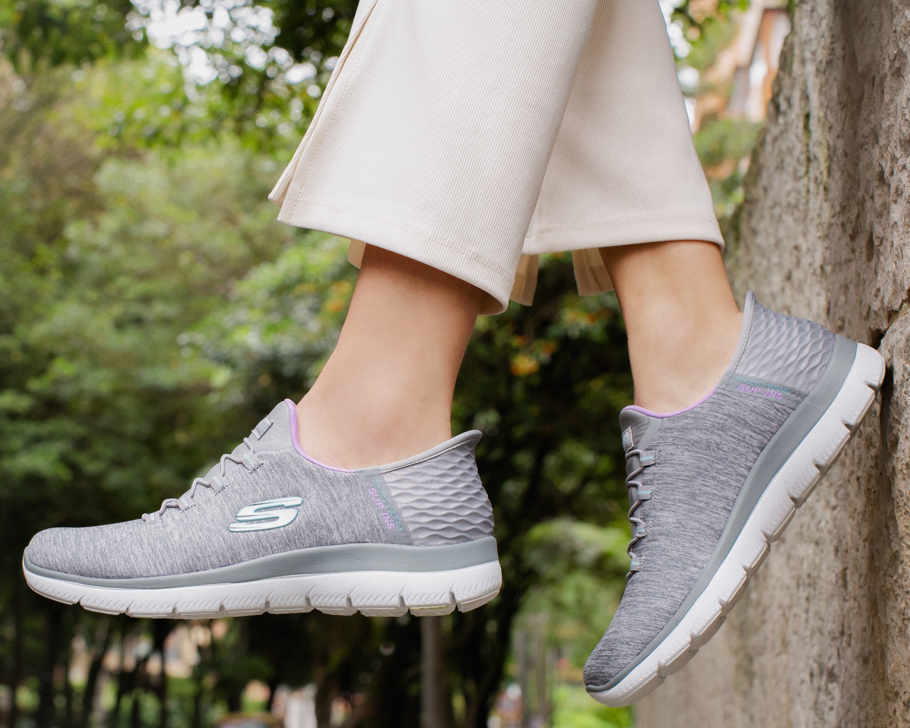 Skechers Slipper »SUMMITS DAZZLING HAZE«  Slip Ins Sneaker, Freizeitschuh mit dezenten Kontrastdetails