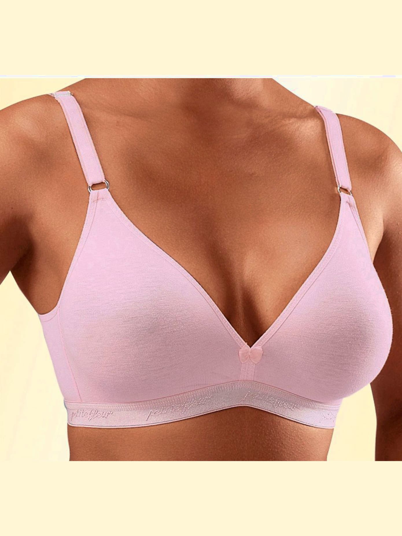 Soutien-gorge bralette soutien-gorge basique sans armatures. inscription logo délicate sous la poitrine
