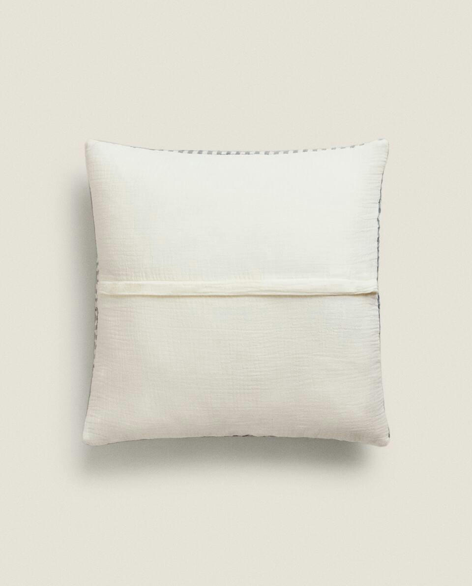 CAPA DE ALMOFADA INFANTIL EM MUSSELINA COM ESTAMPA XADREZ
