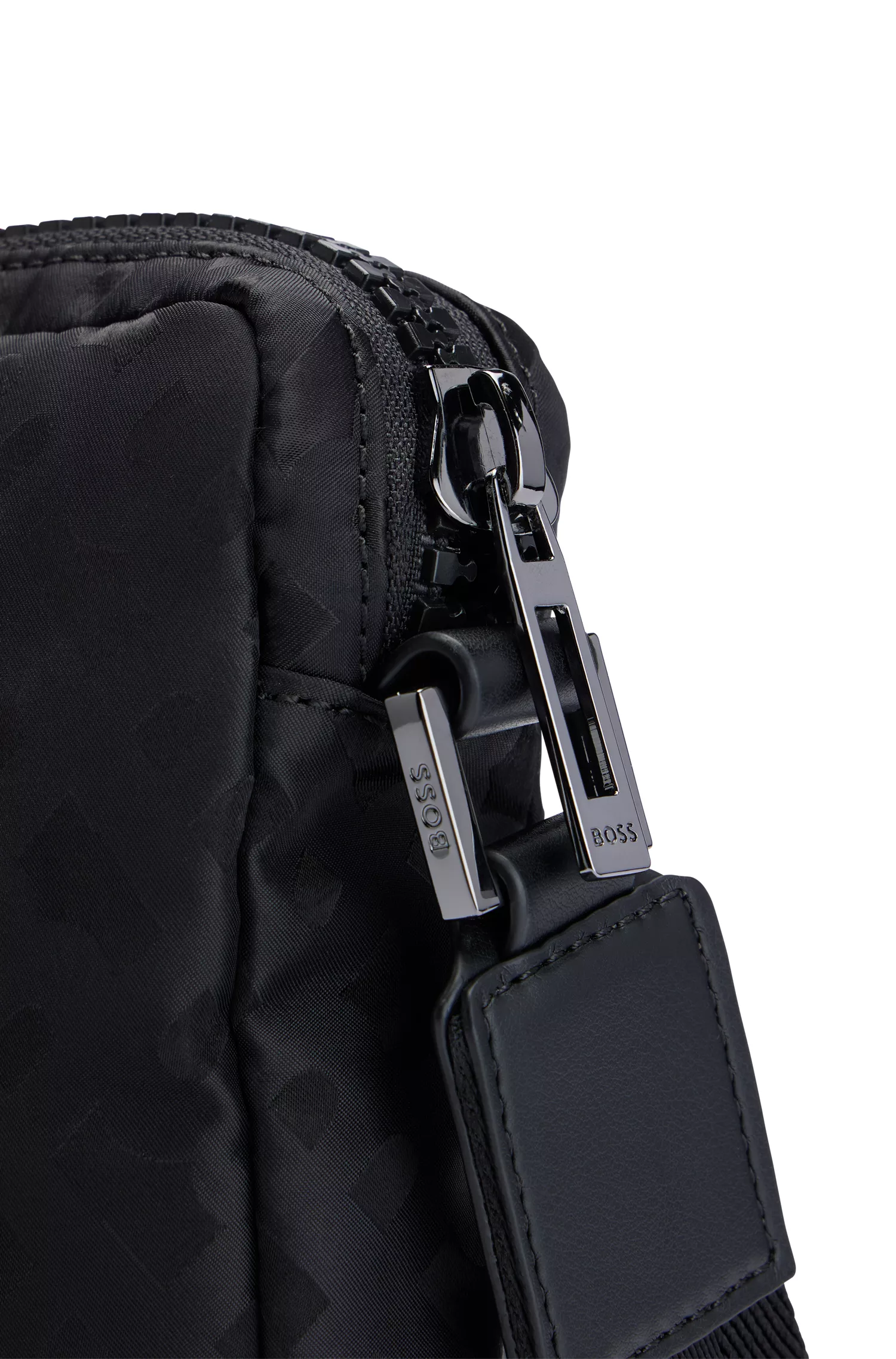 Bolsa BOSS Black-Reporter em nylon com detalhes de monograma.