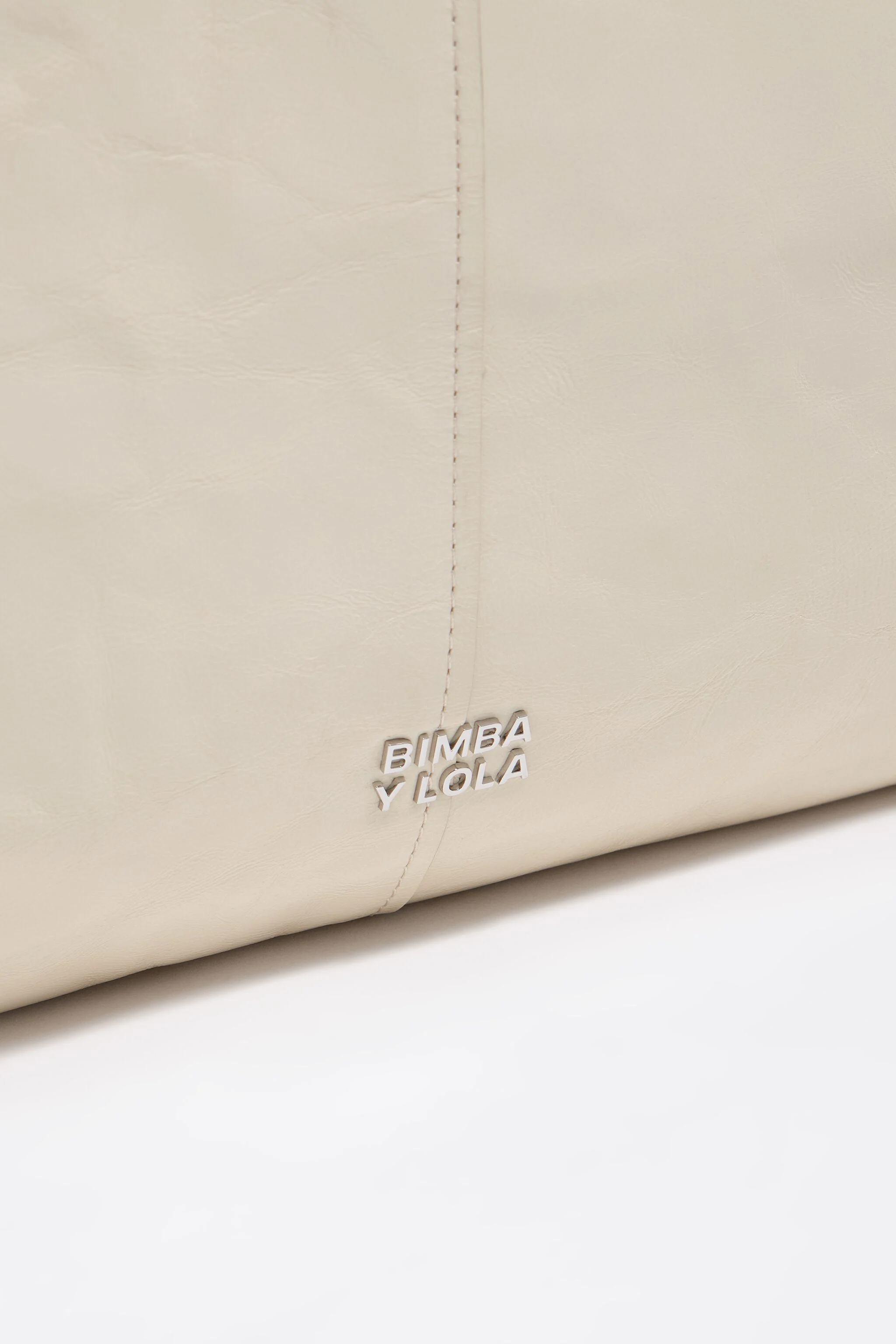 Biquíni maxi de couro creme brilhante com bolsa de papel