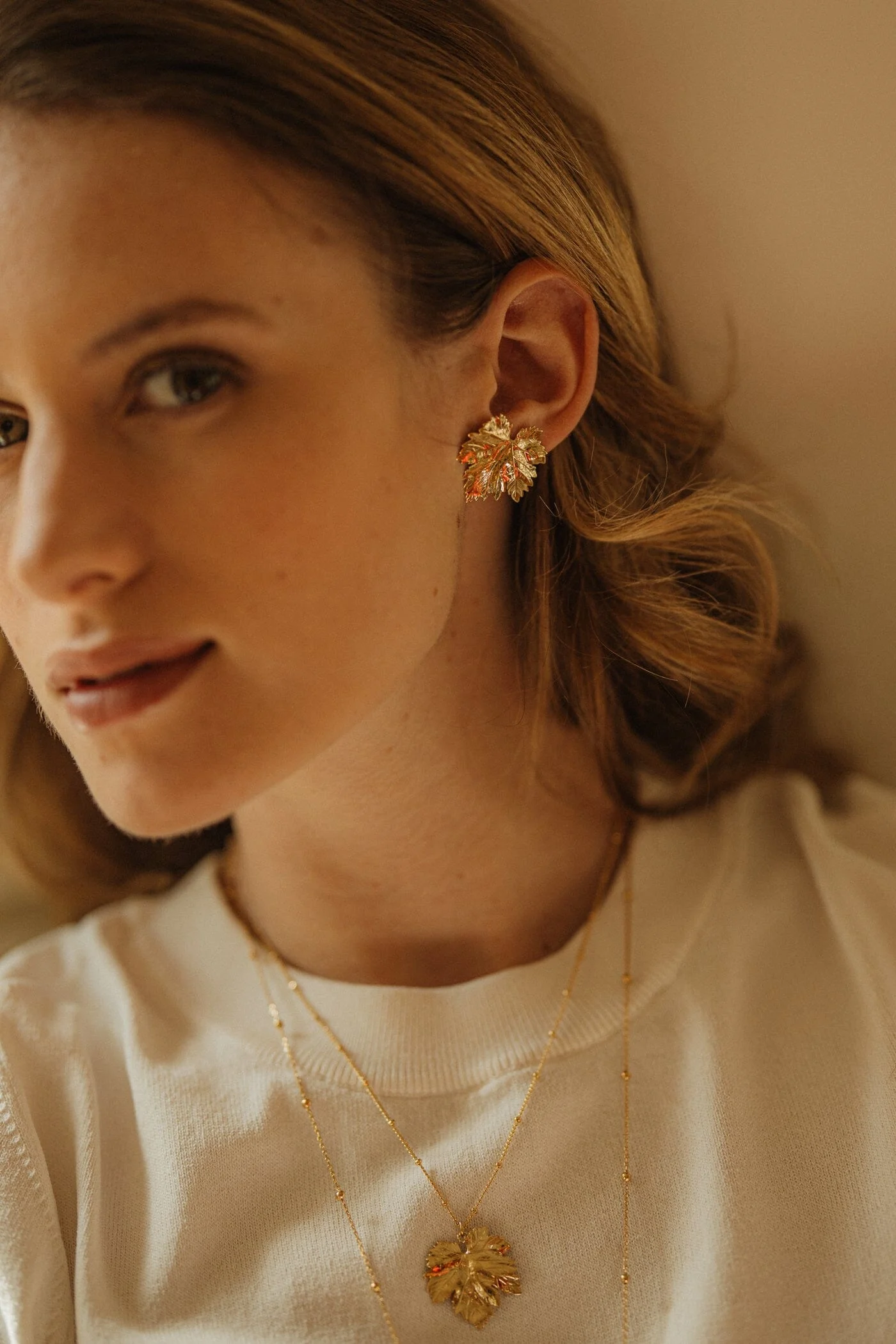 HÉRA - Maxi boucles d'oreilles puces feuilles doré à l'or fin | Doré