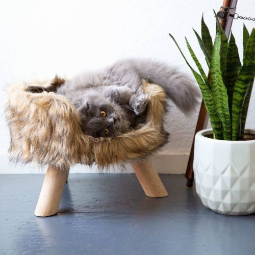 Cama de pelúcia nórdica para gatos District70 na cor mocha.