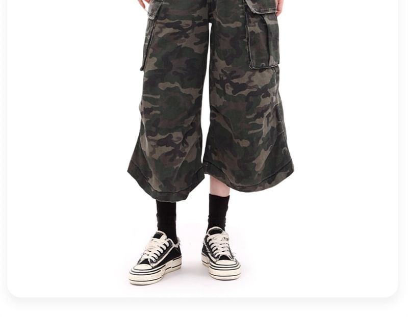 AXEN - Camo Print Washed Capri Cargo Jeans met wijde pijpen en middelhoge taille