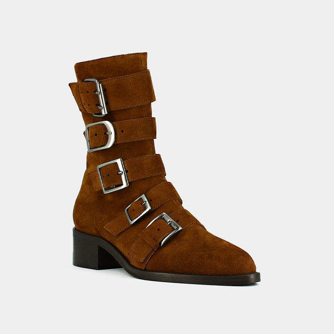 Boots à sangles et bouts pointus  en croute cognac