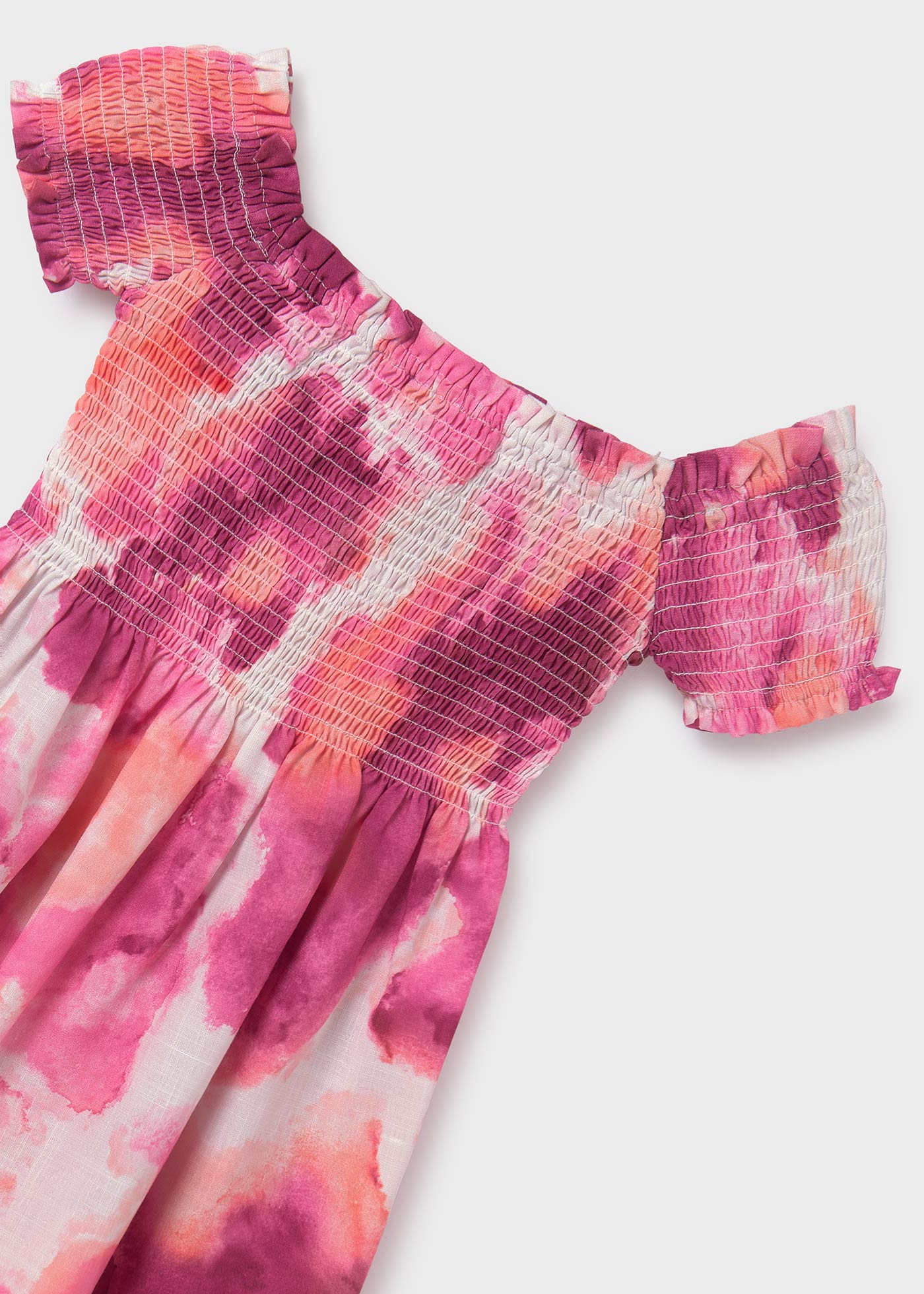Vestido infantil com estampa de bolinhas e detalhes franzidos.